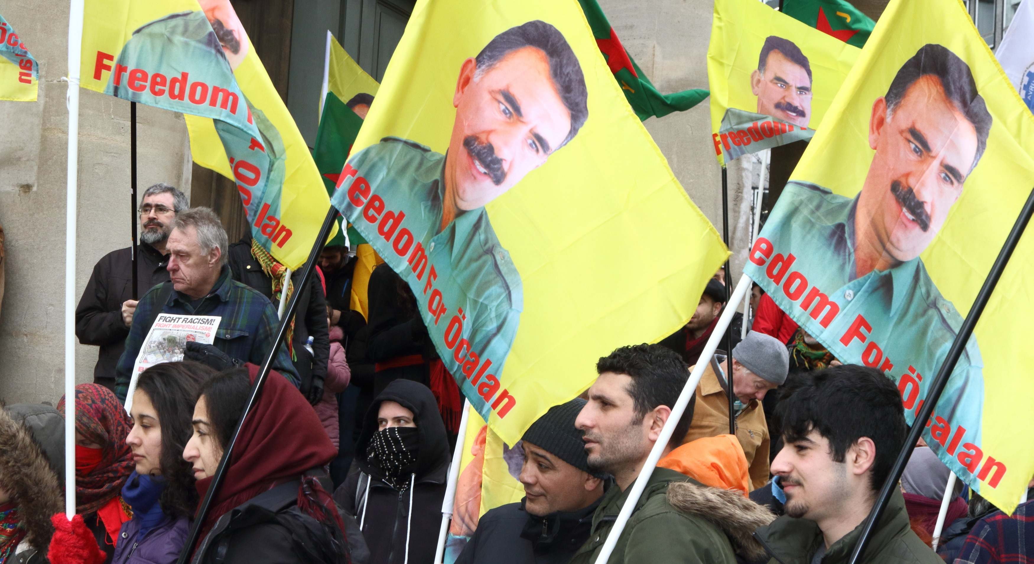 Pancartas a favor de Abdalá Ocalan en una manifestación pro-PKK