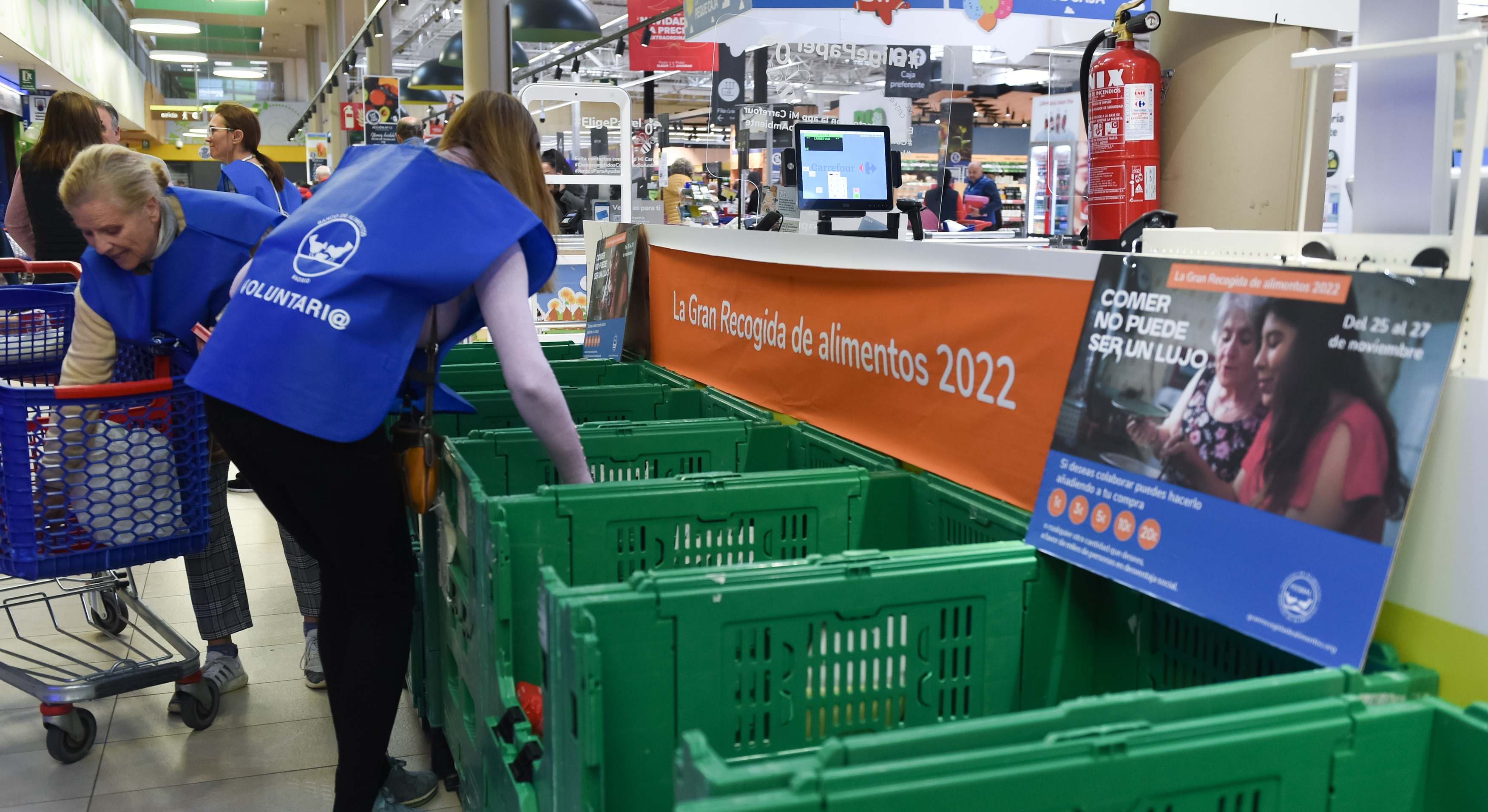Voluntarios colaboran en la recogida de comida y donativos de la Fundación Banco de Alimentos de Madrid, a 25 de noviembre de 2022, en Madrid (España)