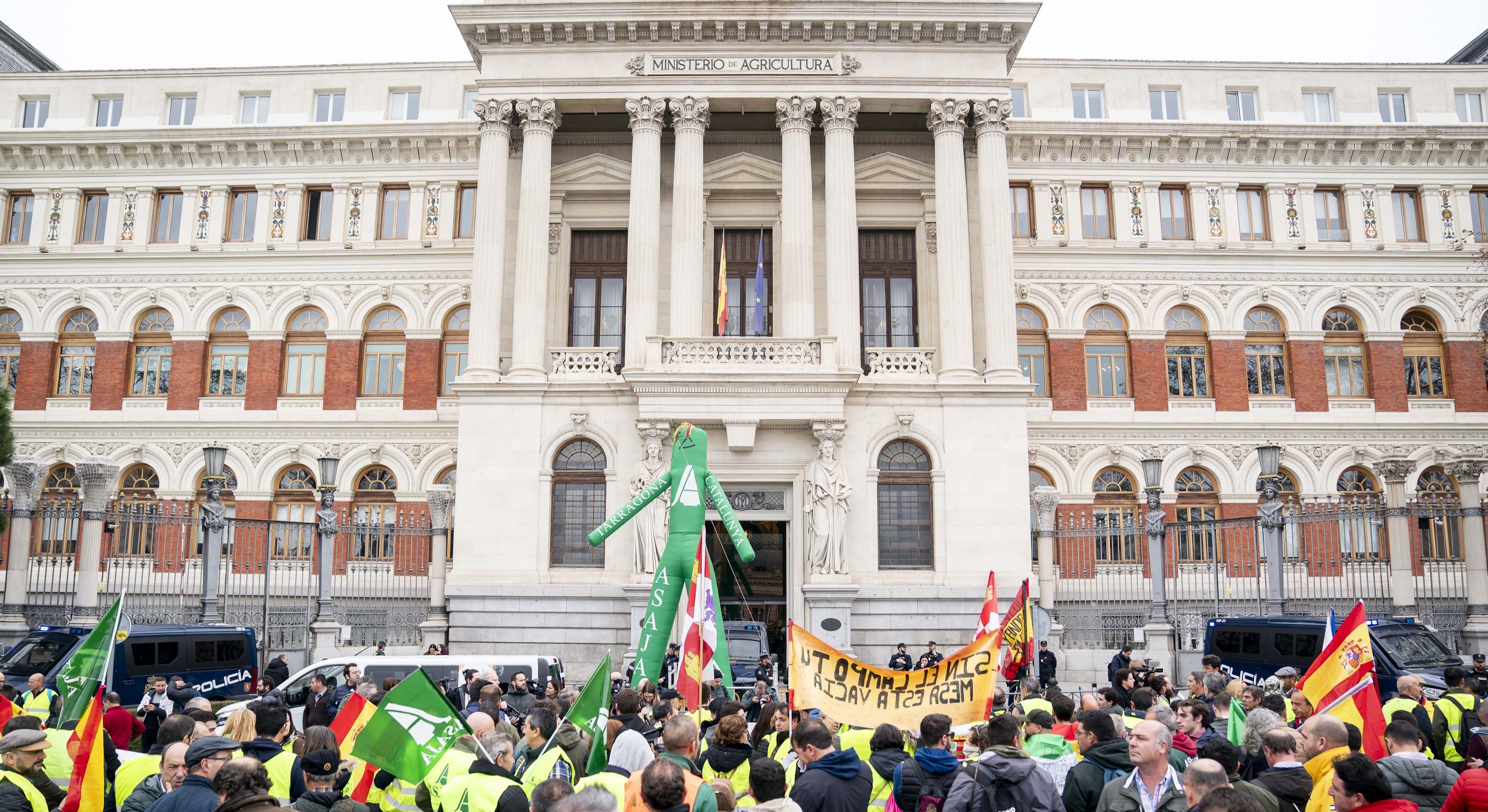 EuropaPress_5760773_agricultores_ganaderos_sujetan_protesta_ministerio_agricultura_15_febrero.jpg