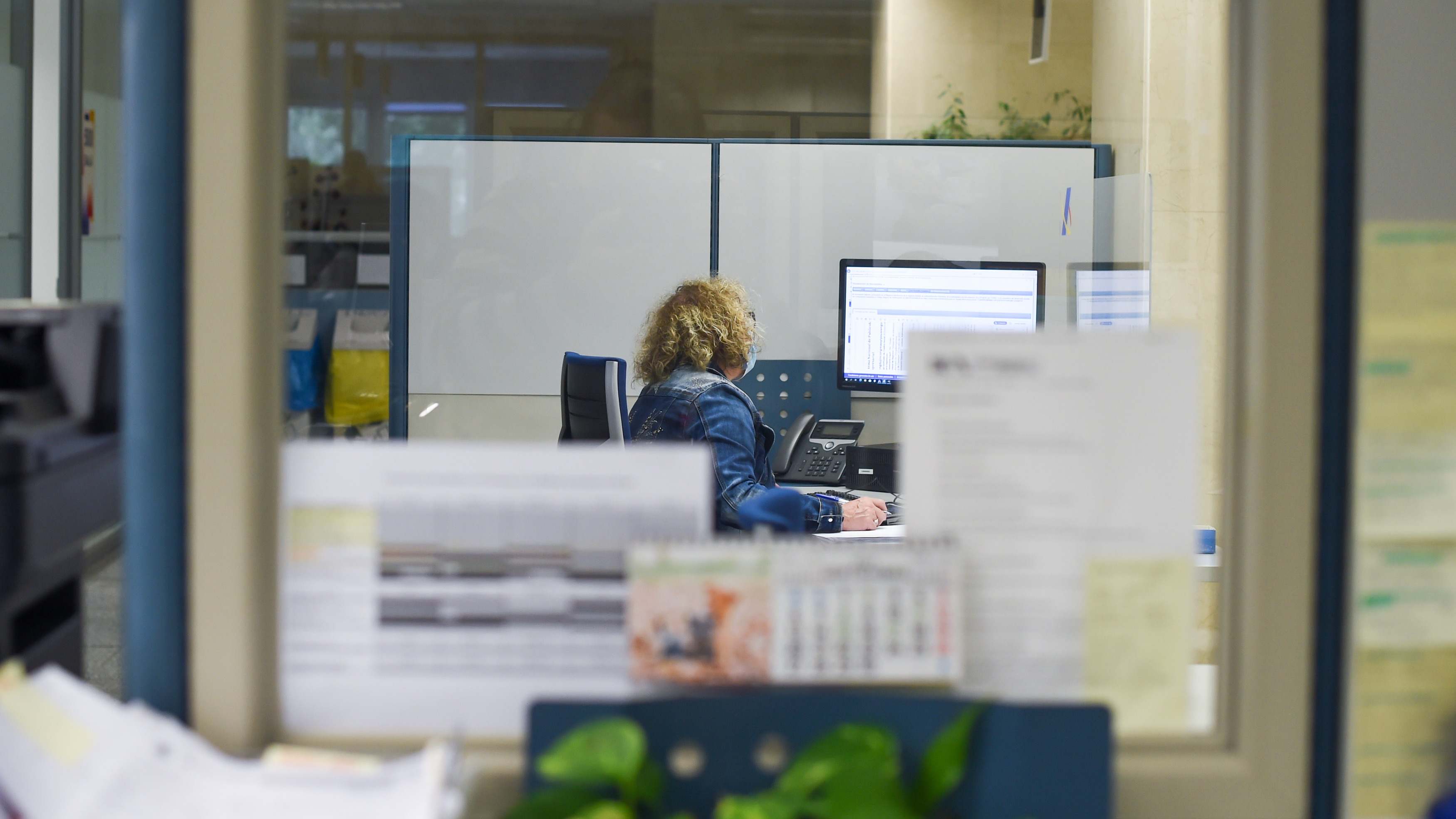Funcionaria en su puesto de trabajo. Foto: EP