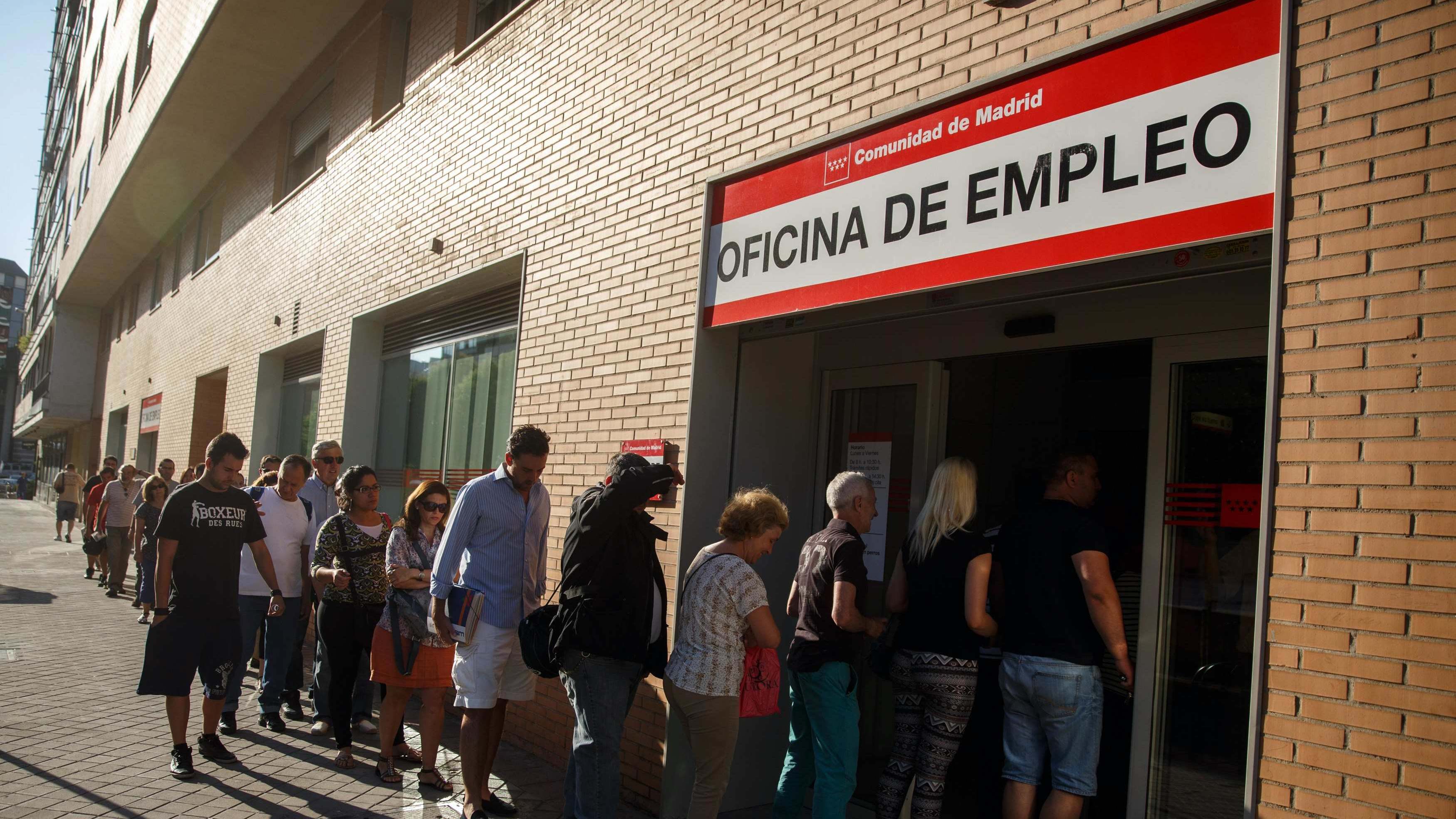 Vista de gente entrando a una Oficina de Empleo