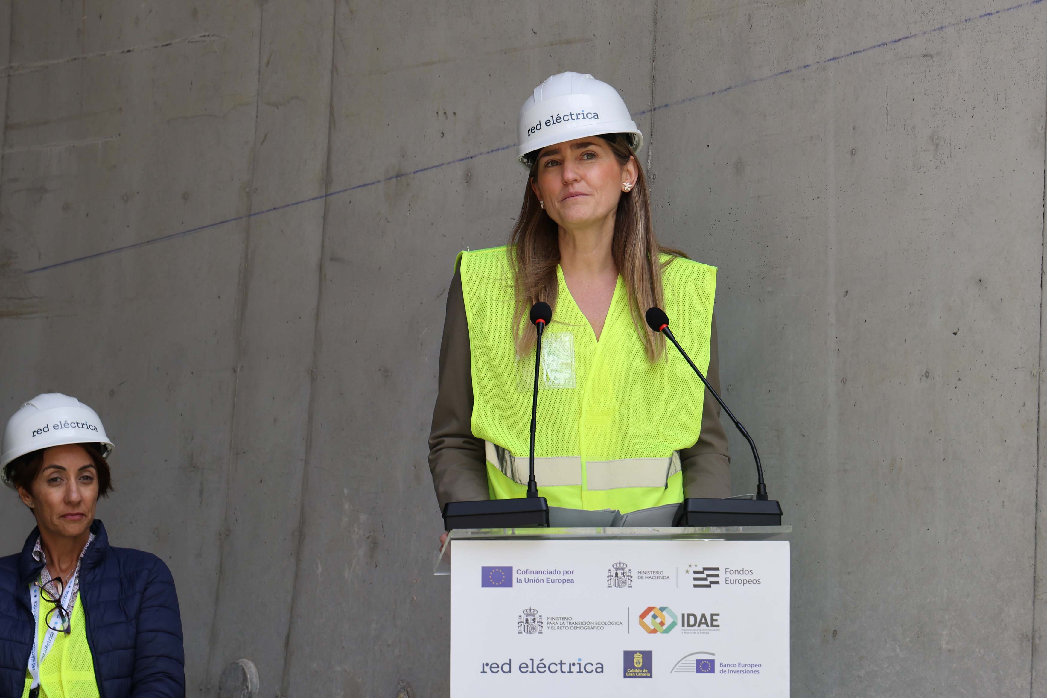 La vicepresidenta tercera, Sara Aagesen, durante su visita a las obras del proyecto de Salto de Chira. / Europa Press Canarias