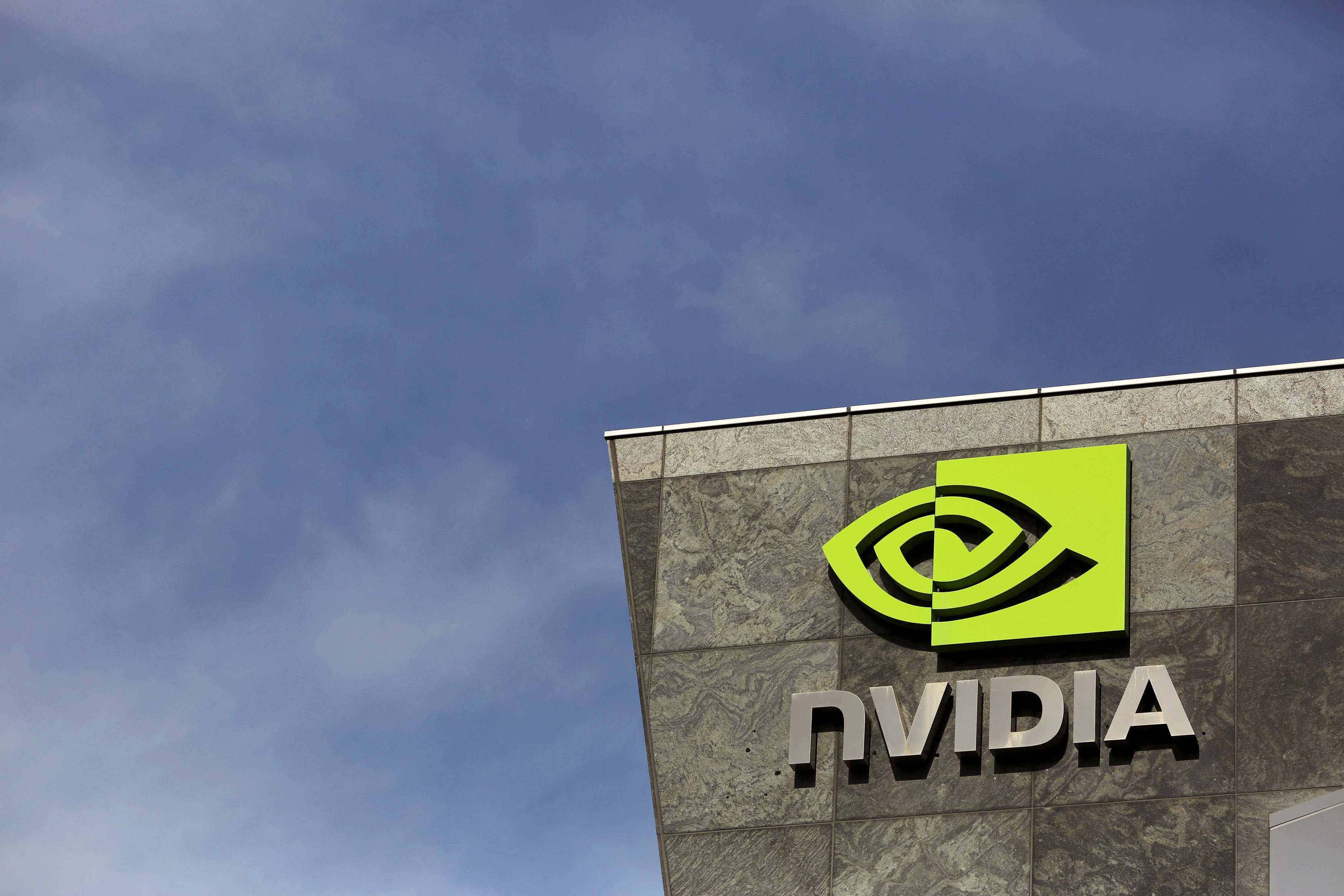 Logo de Nvidia en la fachada de un edificio