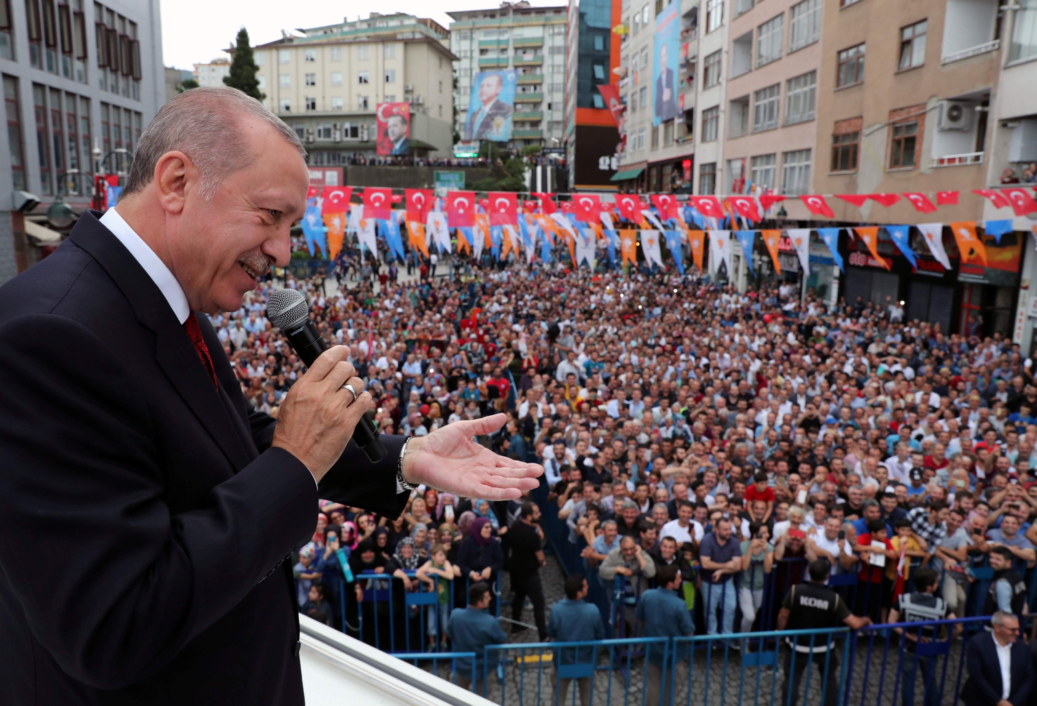 erdogan-publico-hablando.jpg
