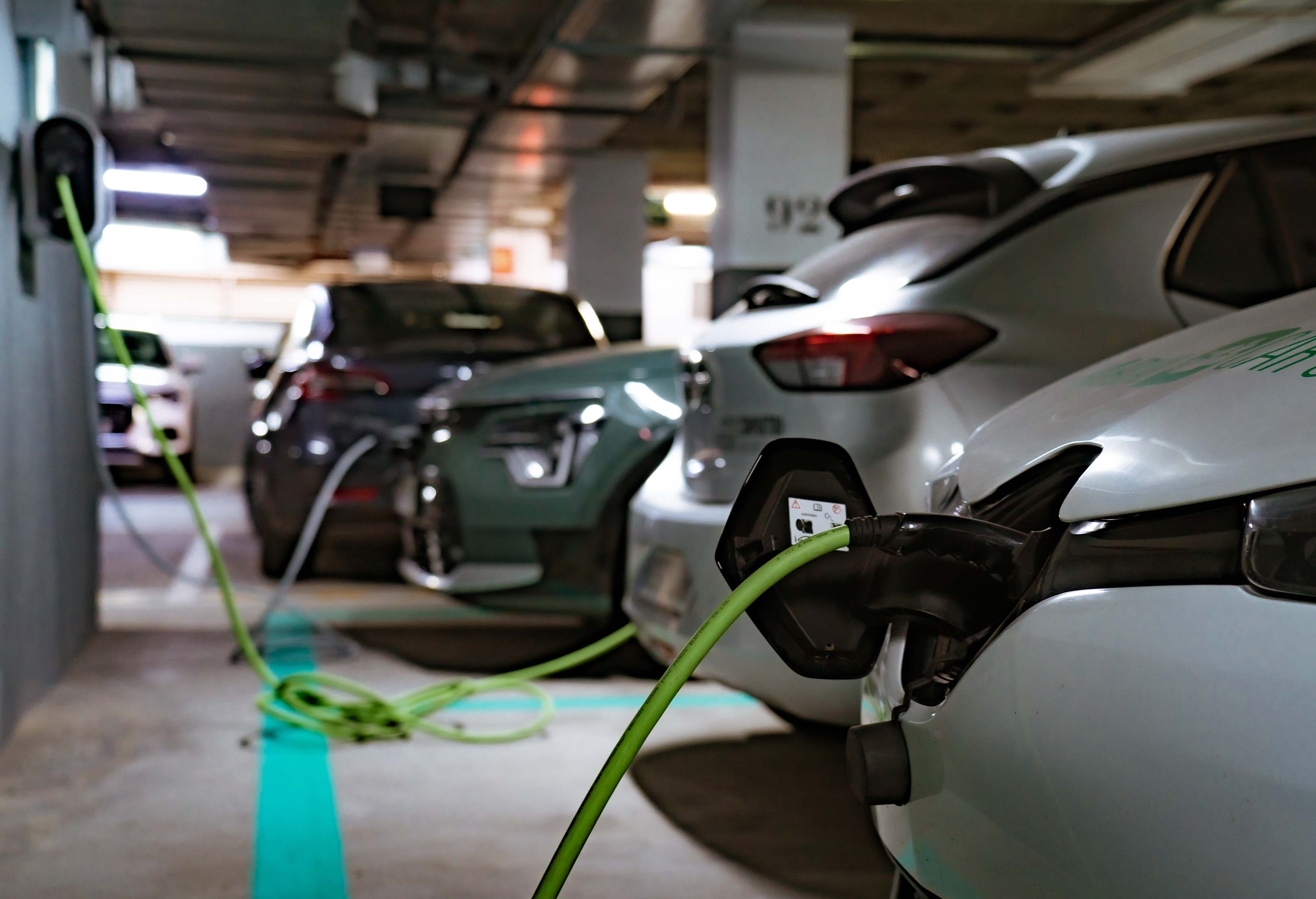 Cargador para coche eléctrico en garaje comunitario