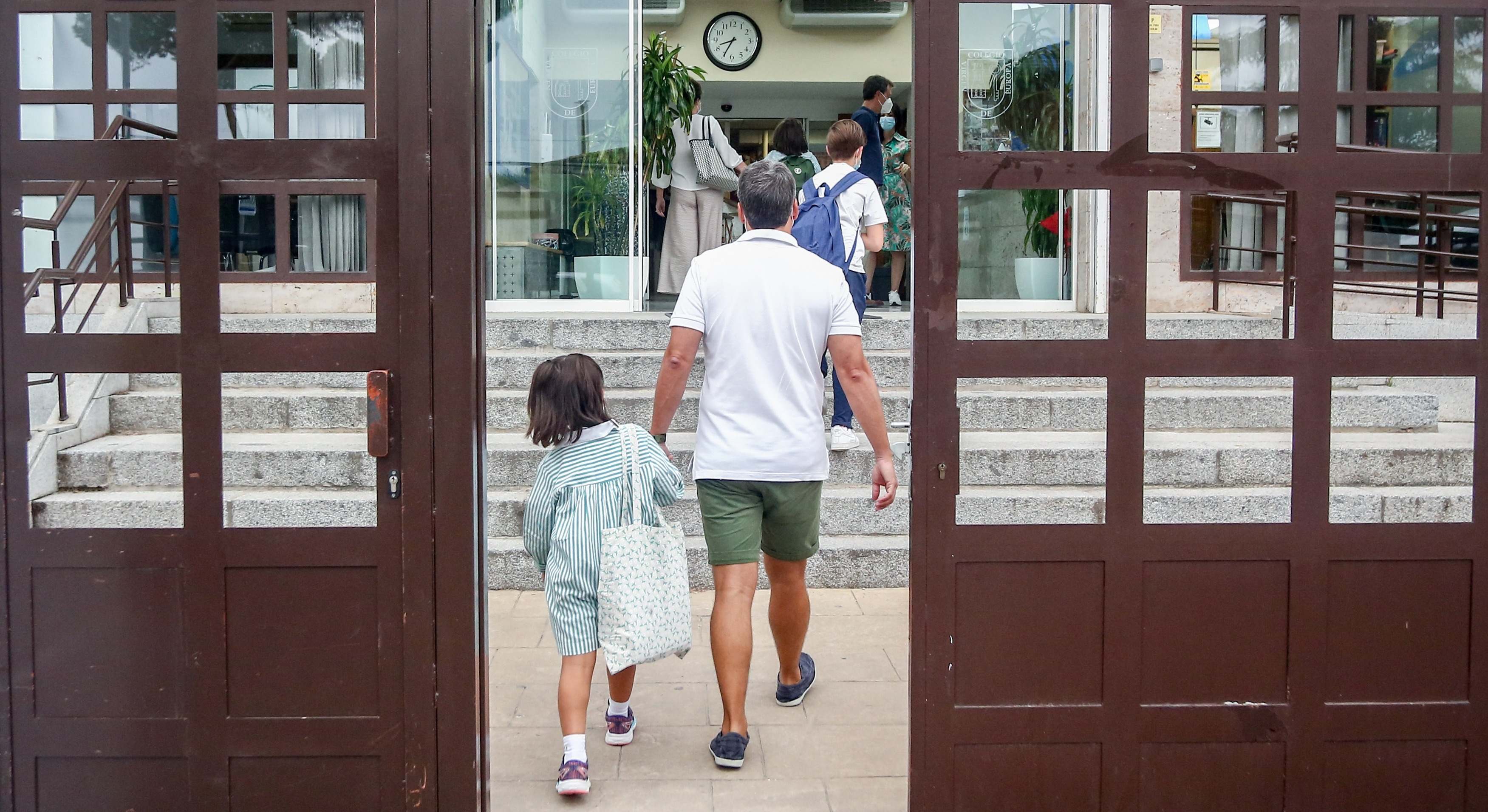 Un padre lleva a su hija al colegio