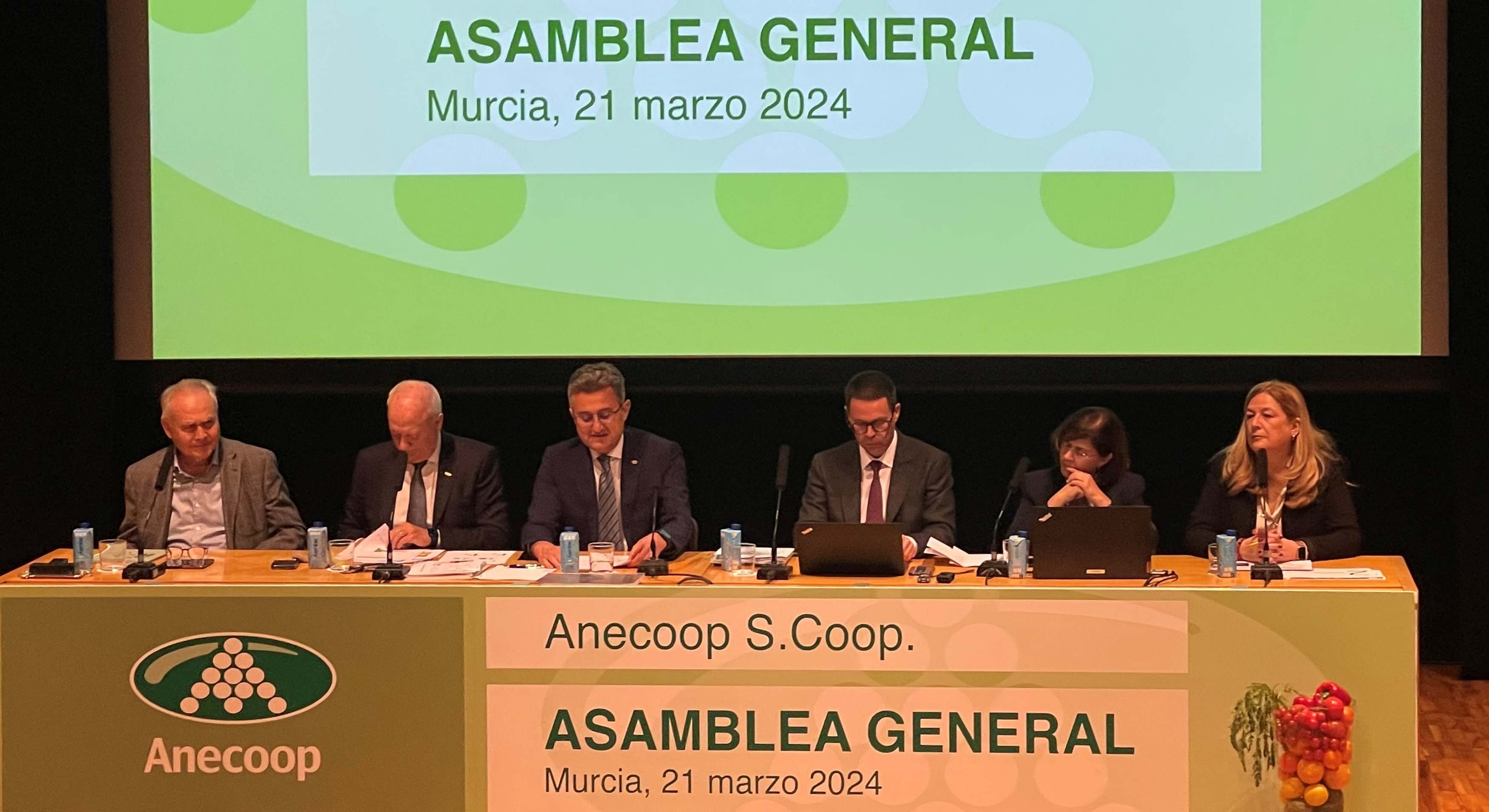 Un momento de la Asamblea de Anecoop en Murcia.
