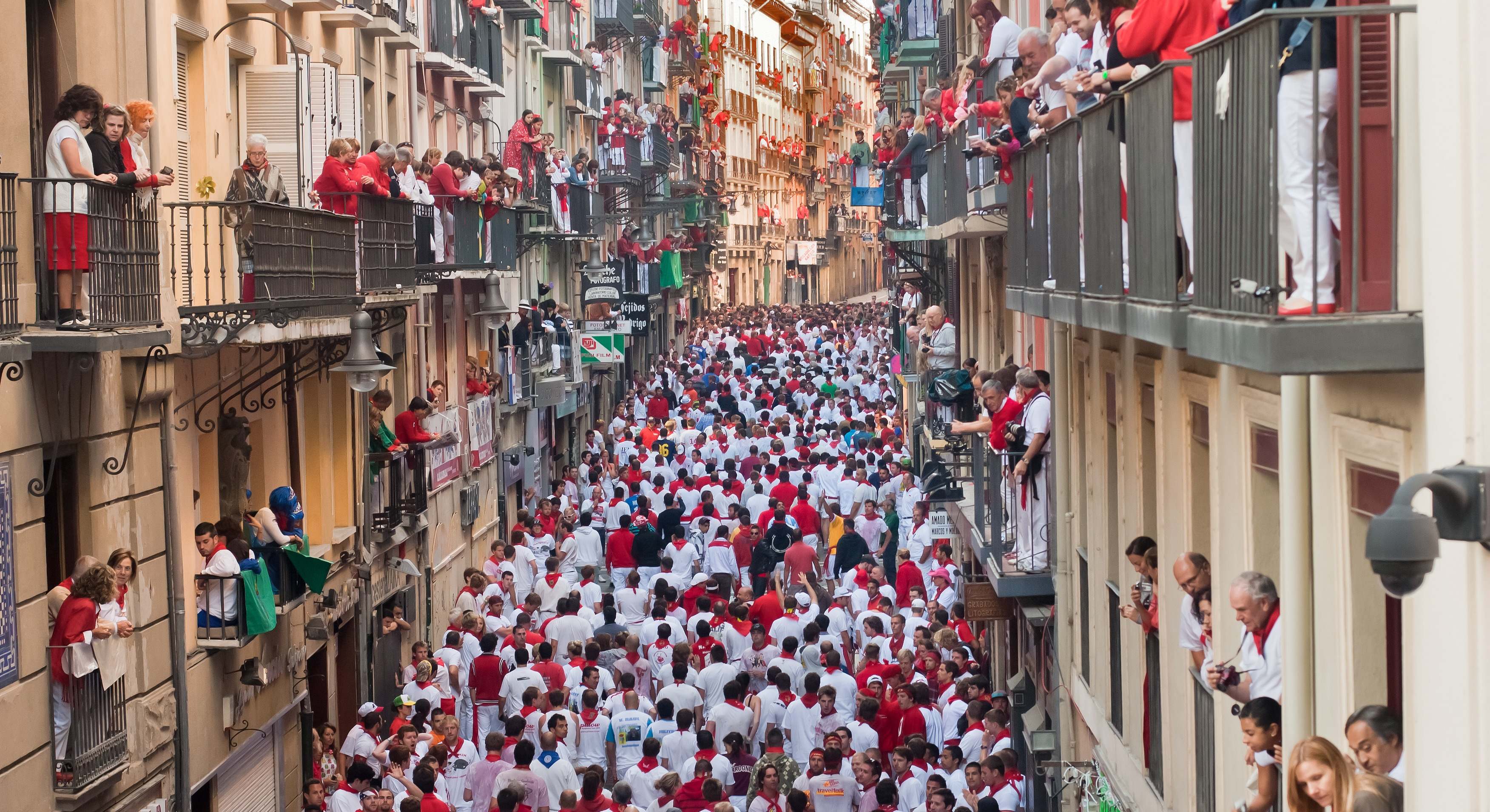 Calle de Pamplona abarrotada durante los Sanfermines. / Foto: Dreamstime