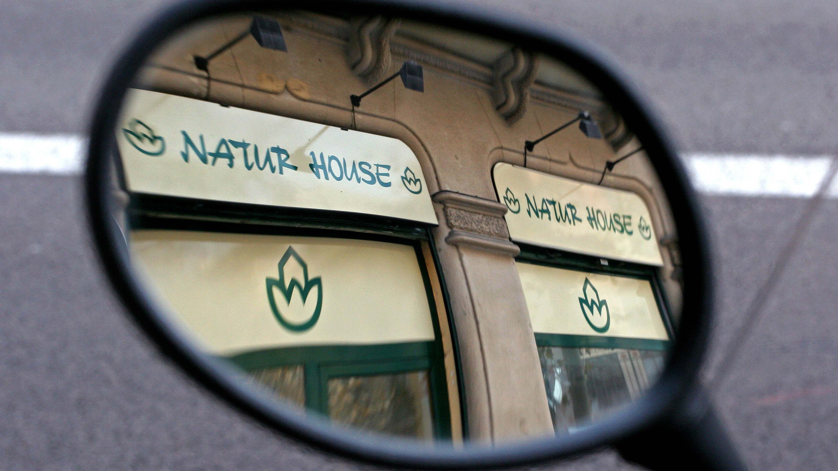 Reflejo en un espejo retrovisor de una tienda de Naturhouse