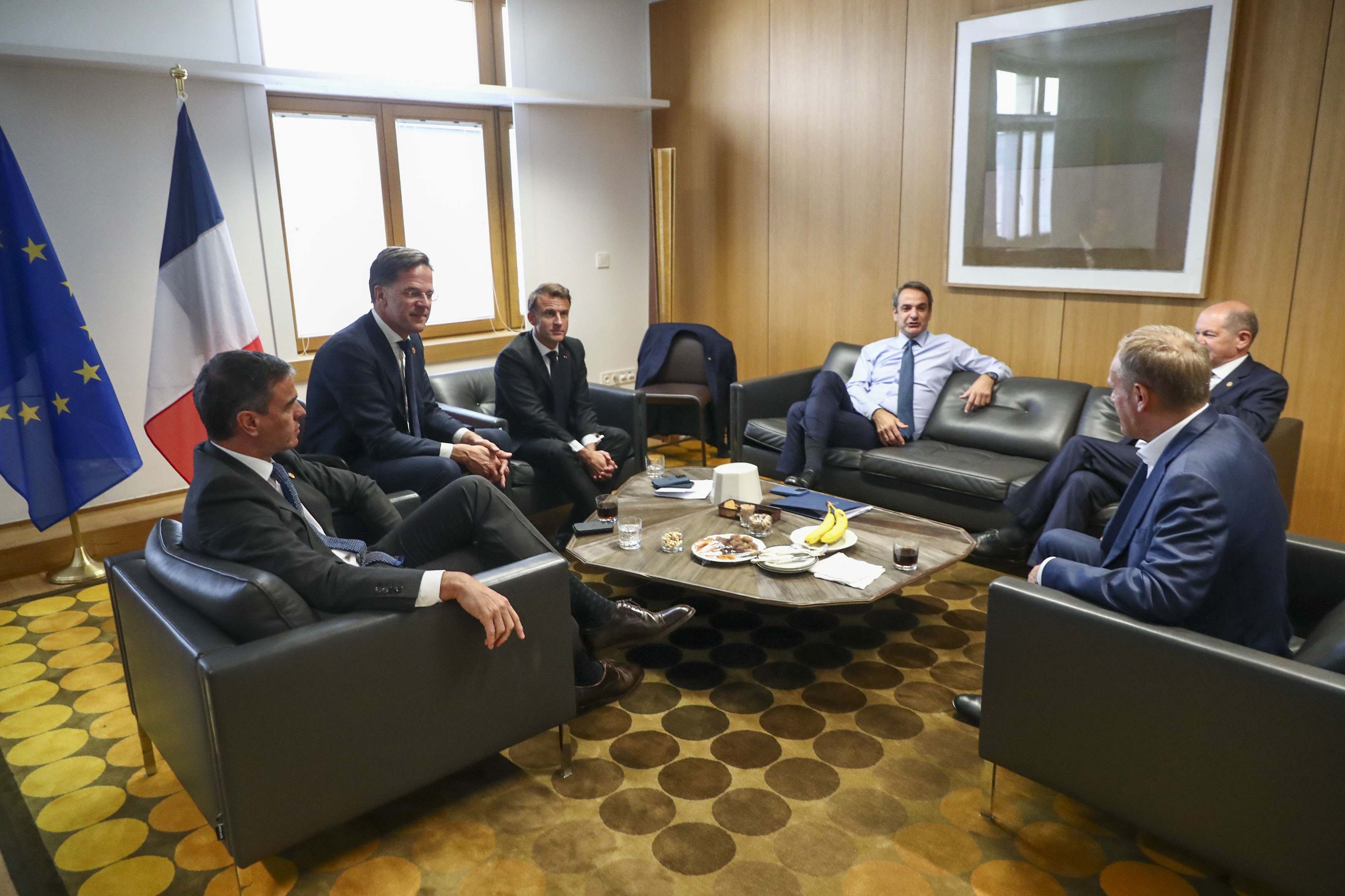 El encuentro entre el presidente del Gobierno, Pedro Sánchez, el primer ministro holandés, Mark Rutte, el presidente de Francia, Emmanuel Macron, el primer ministro griego, Kyriakos Mitsotakis, el canciller alemán, Olaf Scholz y el primer ministro polaco,