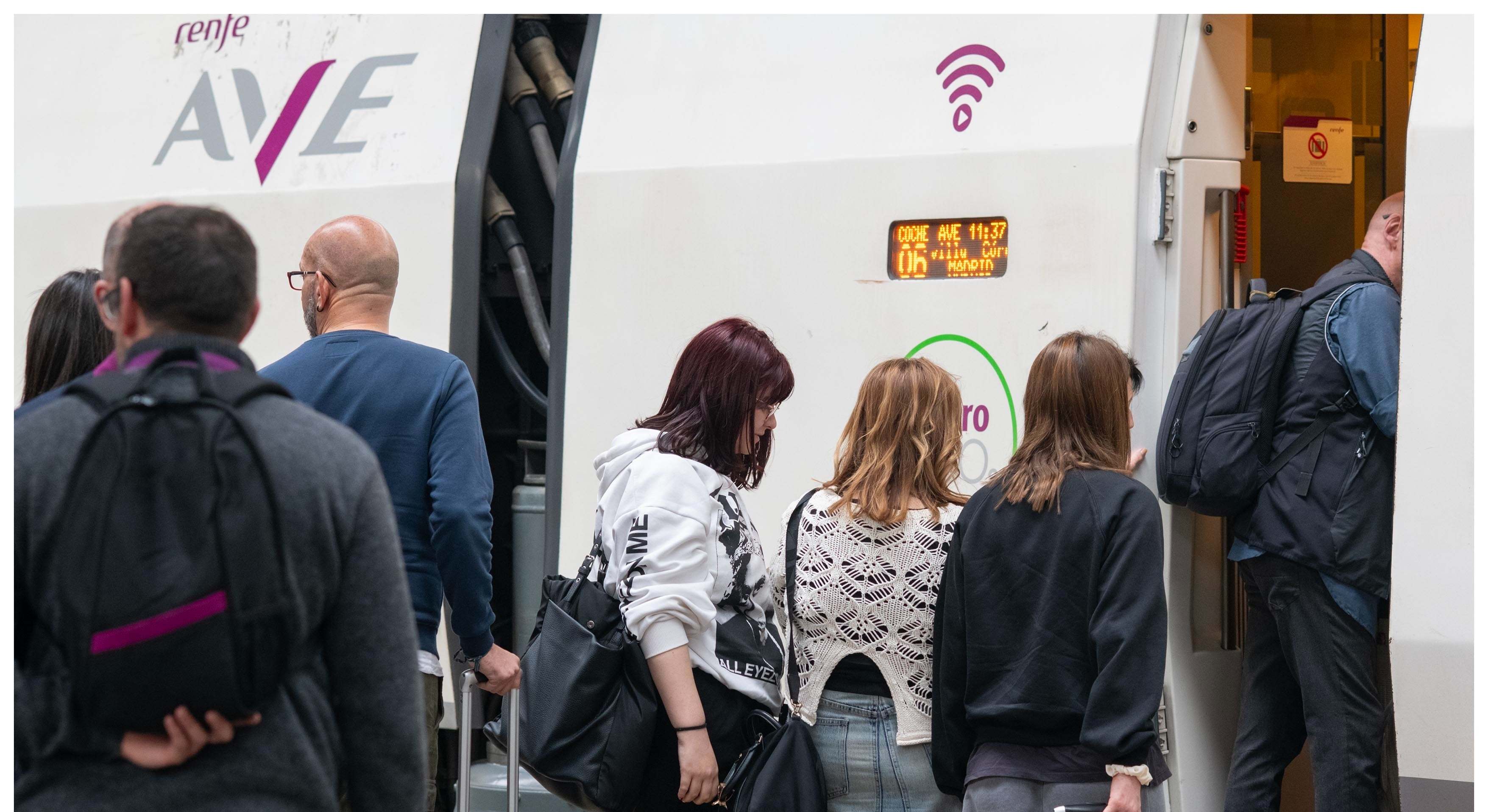 Viajeros tomando el tren de Alta Velocidad (AVE). Foto: Renfe.