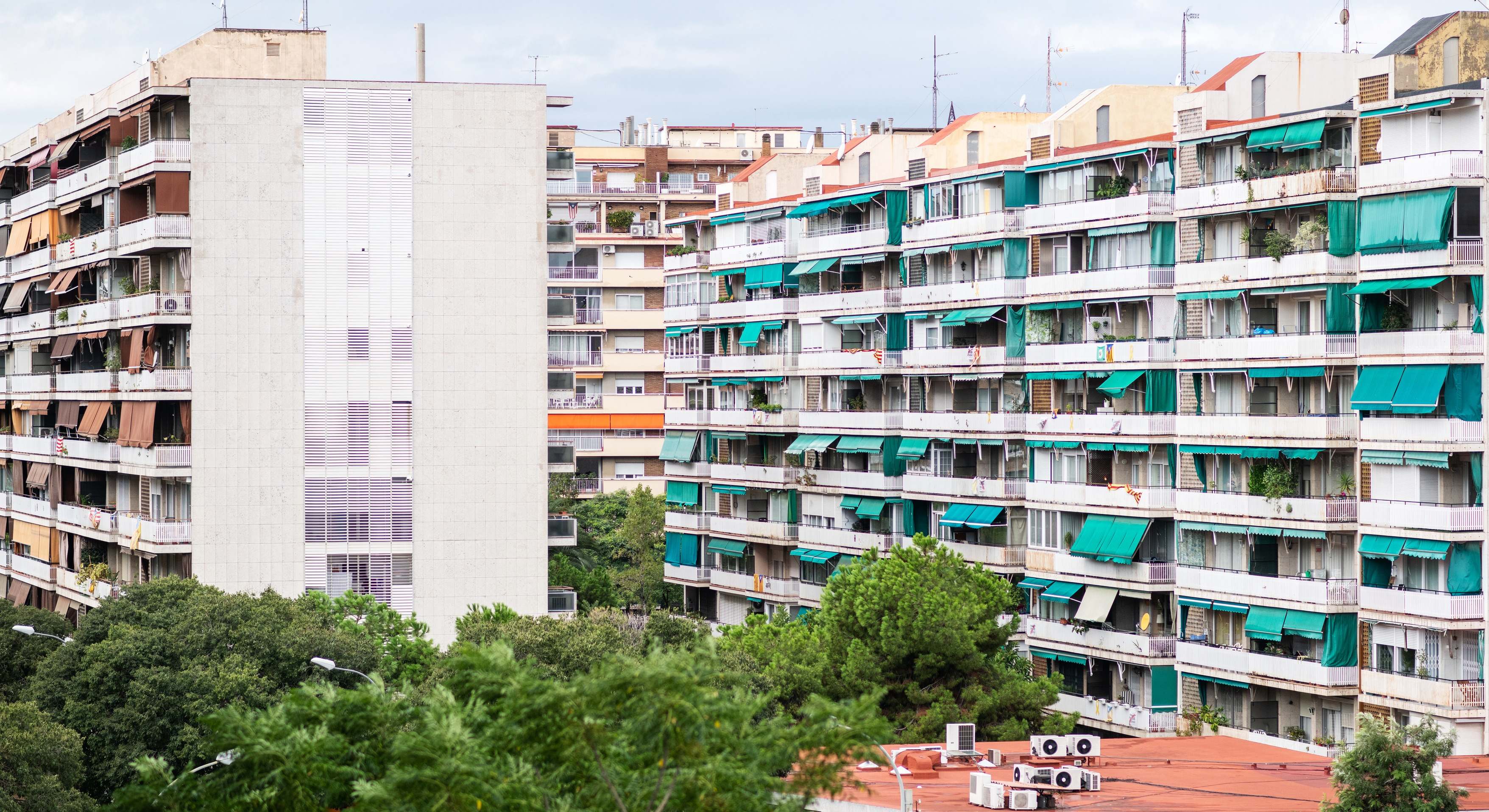 Bloque de pisos en España, con toldos desplegados en las ventanas. / Foto: iStock
