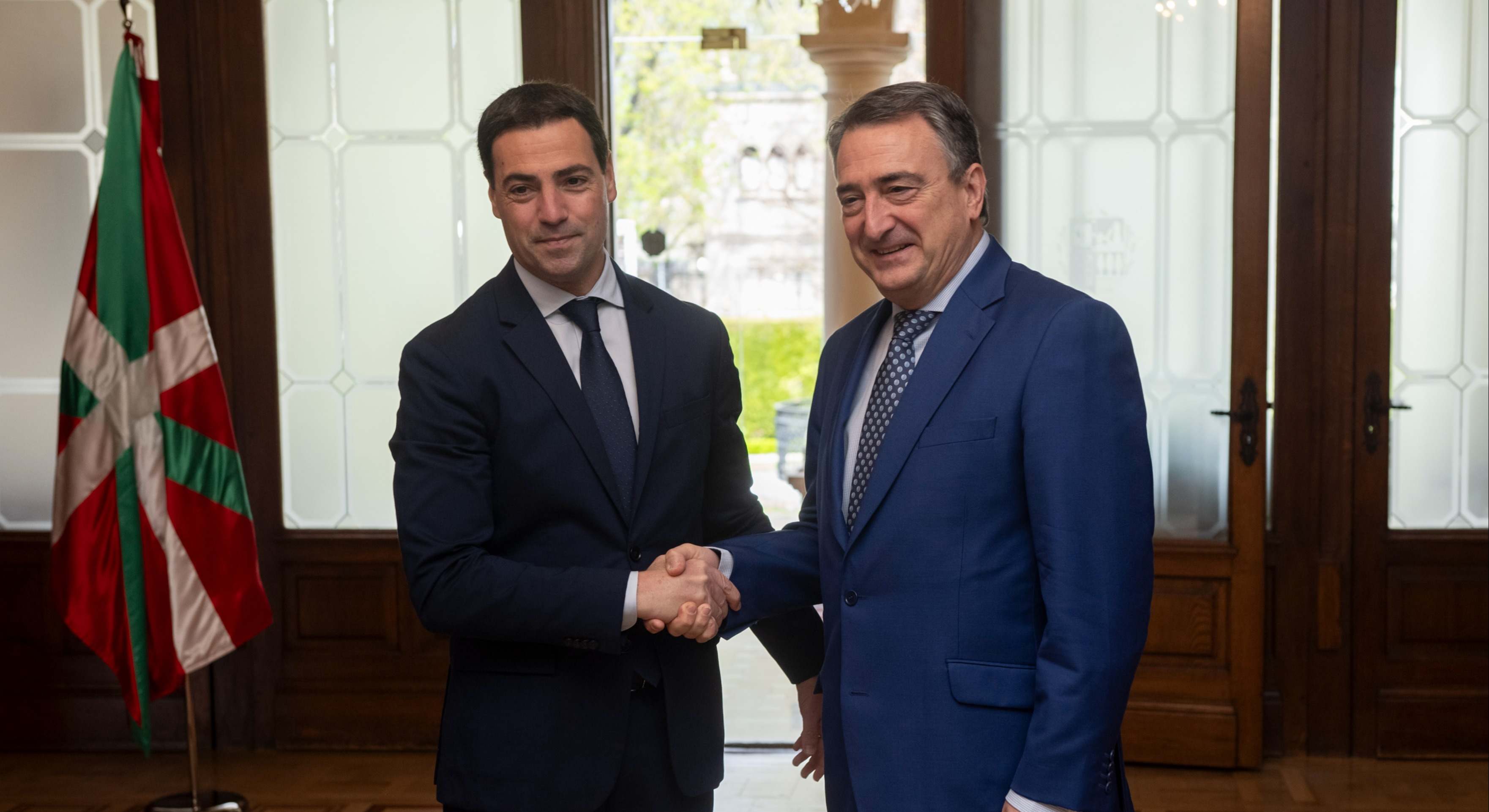 El Lehendakari, Imanol Pradales, y el presidente del EBB del PNV, Aitor Esteban, se reúnen en el Palacio de Ajuria Enea, en Vitoria-Gasteiz
