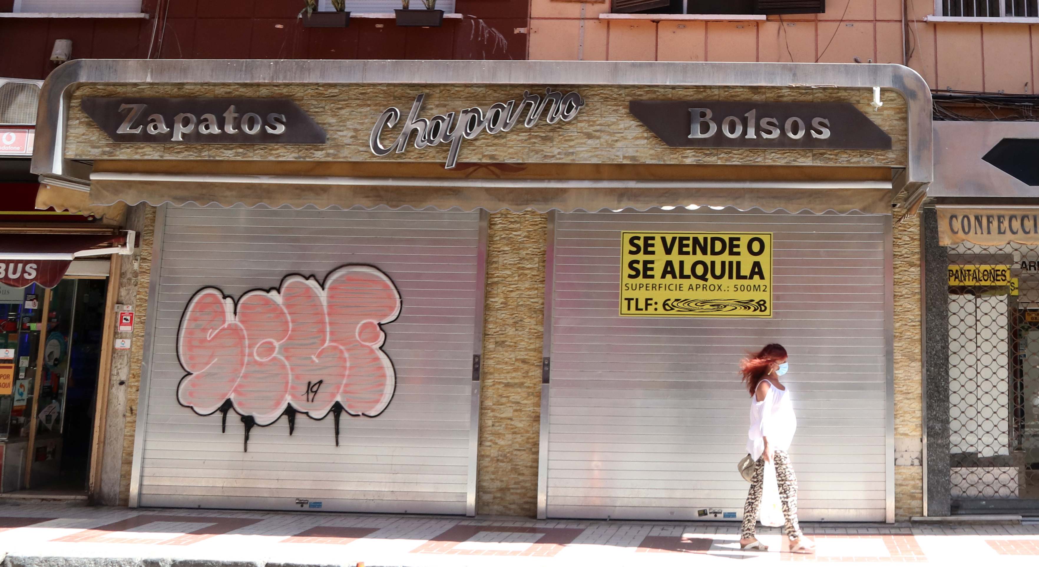 Persona camina por local comercial en venta