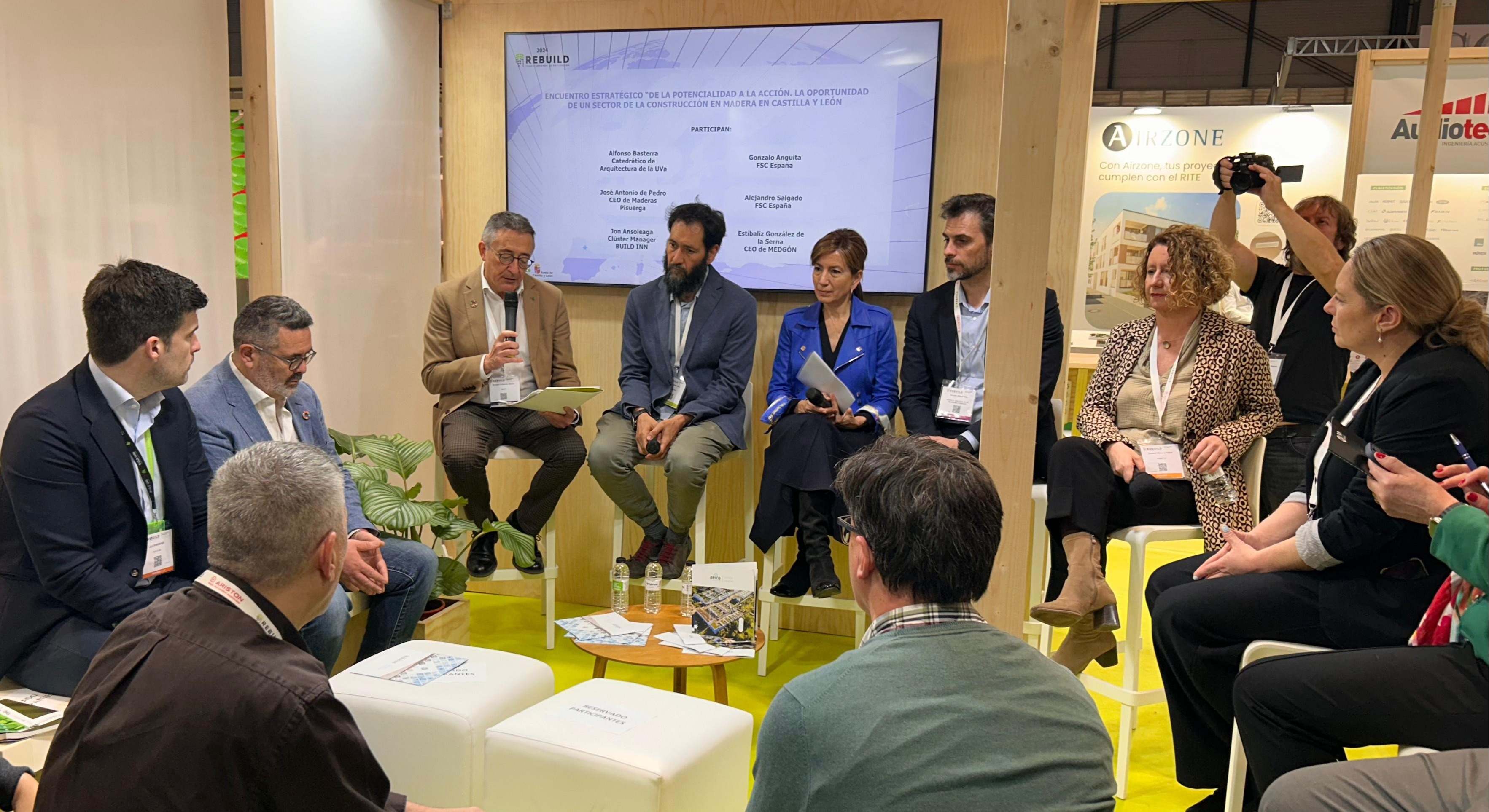 Mesa de análisis y debate sobre el sector de la madera en Castilla y León, celebrada esta mañana en el stand de la Comunidad en Rebuild, en la que participó la directora general de Política Económica y Competitividad de la Junta, Rosa Cuesta.