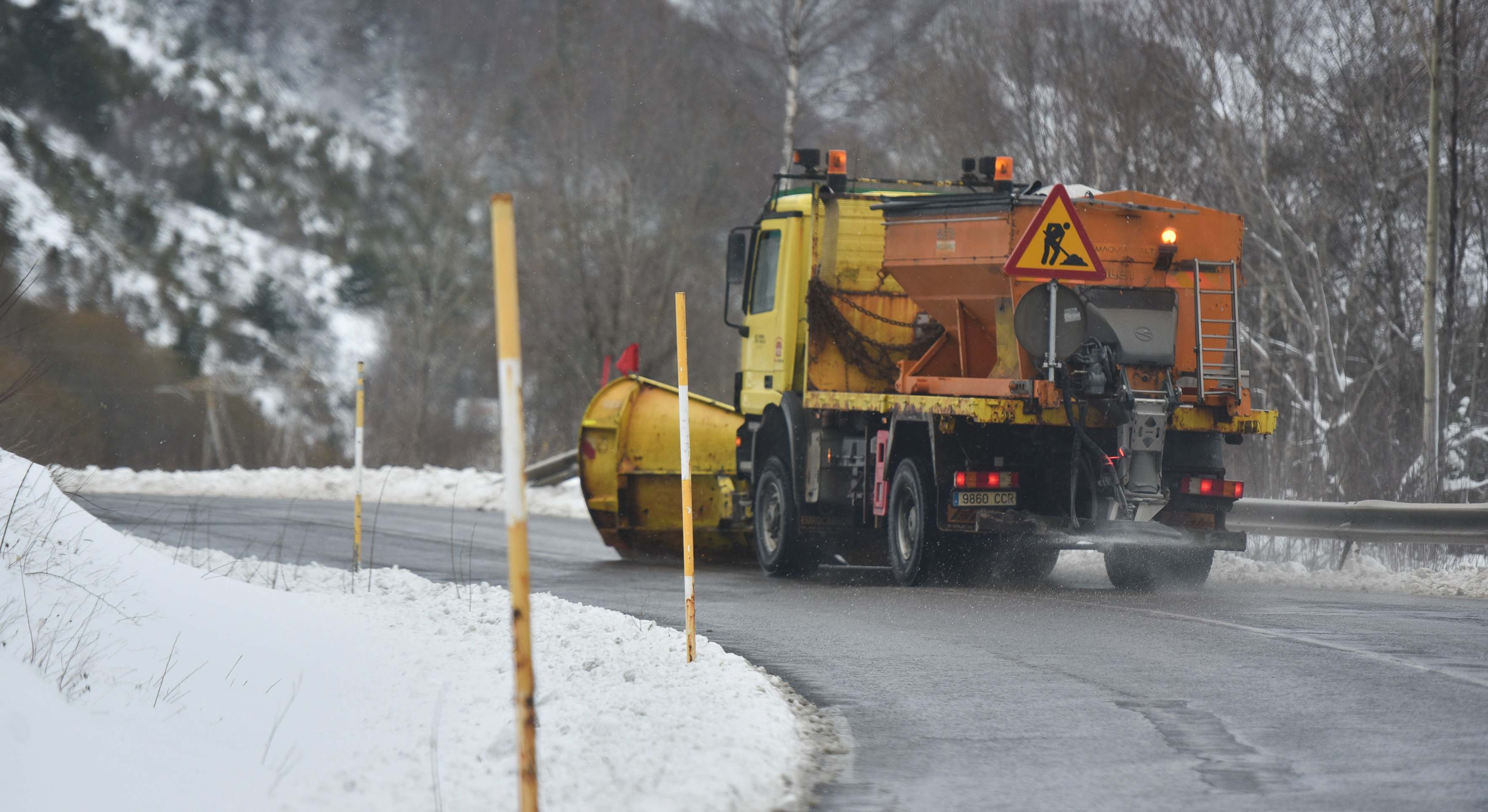 Labores de retirada de la nieve acumulada en Huesca el pasado 9 de diciembre. / Verónica Lacasa (Europa Press)