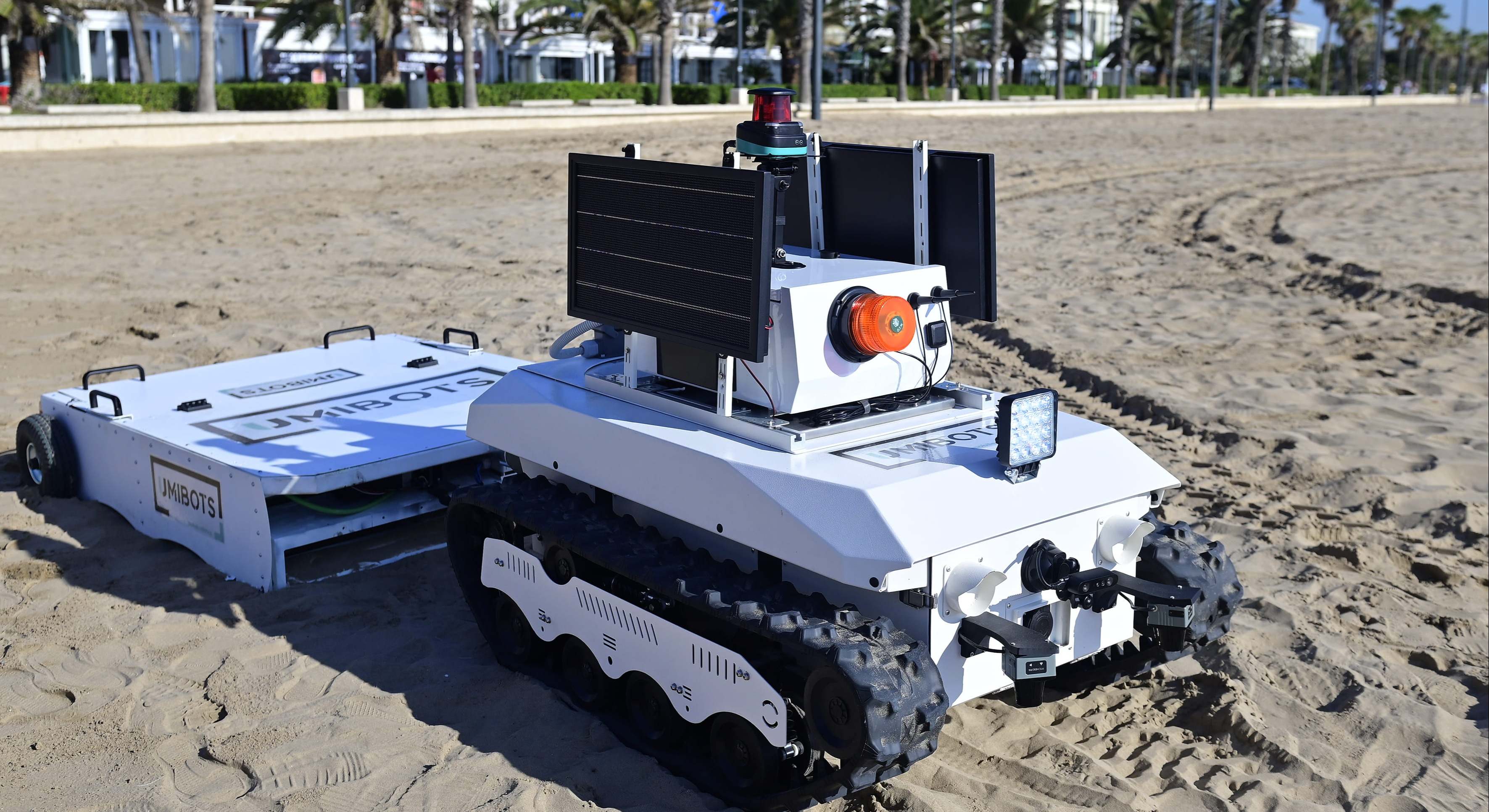 Robot con IA que Valencia está probando para la limpieza de playas.