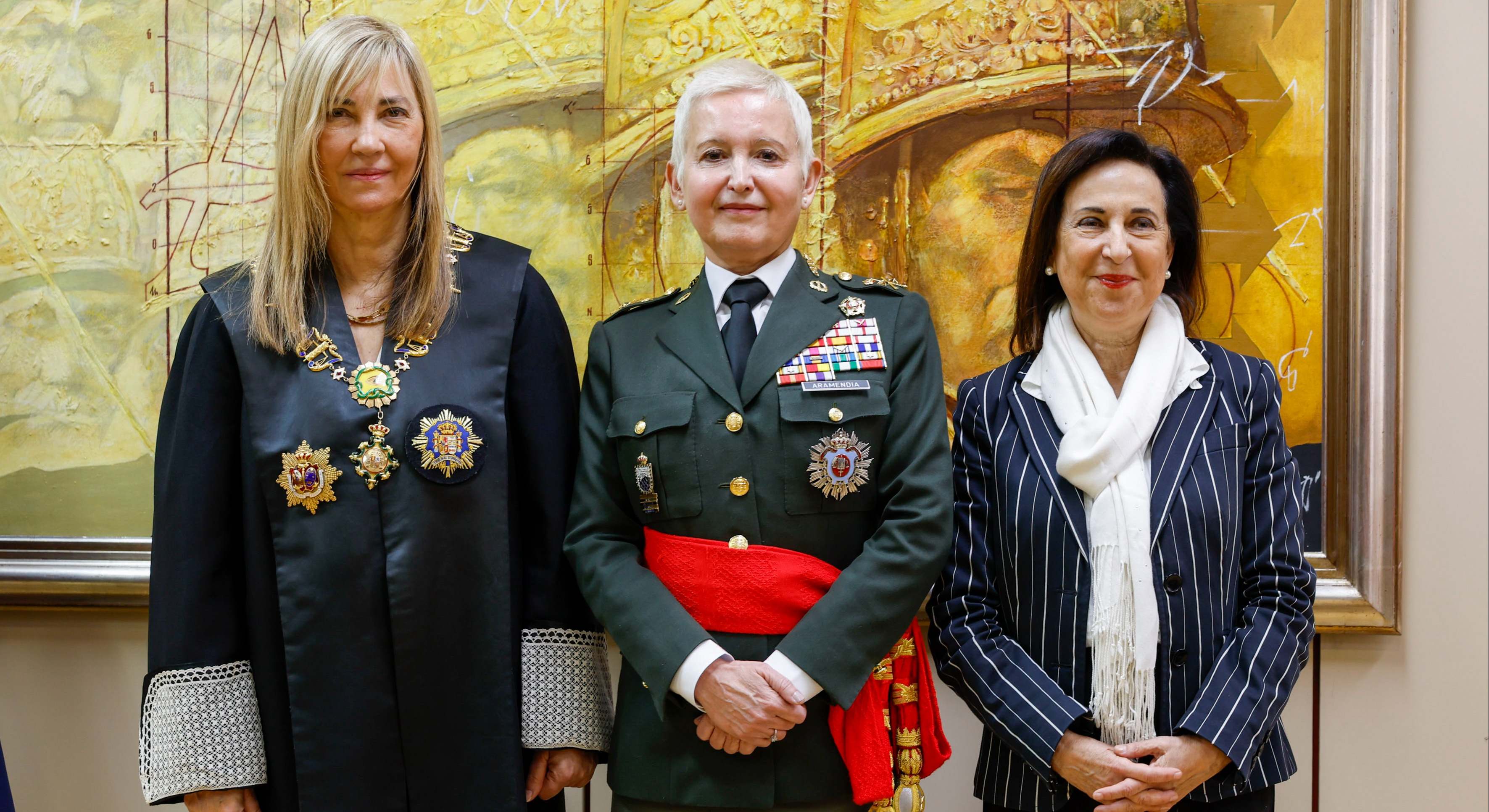 De i. a d.: La presidenta del CGPJ, Isabel Perelló; la presidenta del Tribunal Militar Central, Begoña Aramendía; y la ministra de Defensa, Margarita Robles.