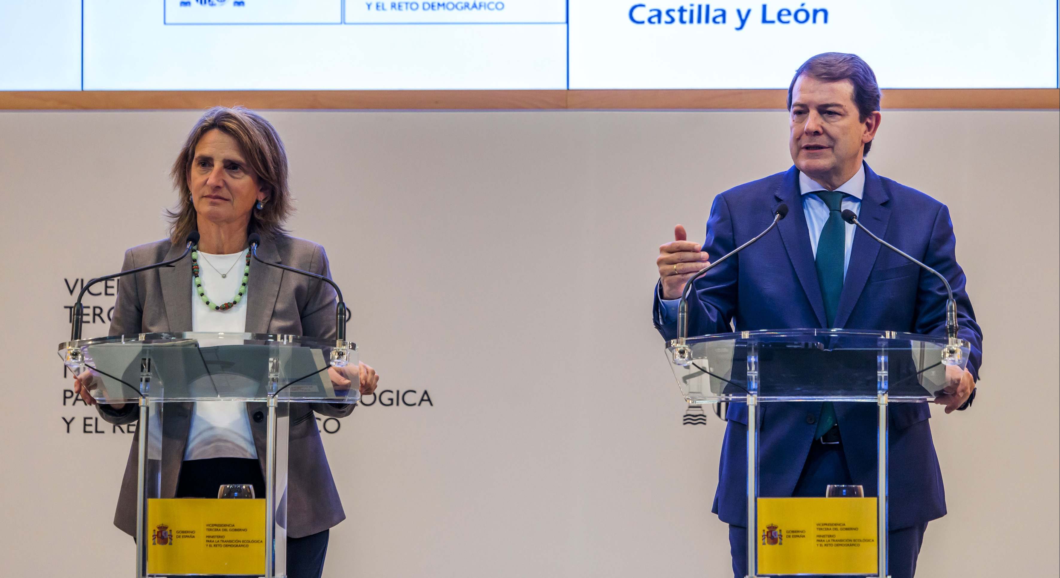 La ministra para la Transición Ecológica y el Reto Demográfico Teresa Ribera y el presidente de Castilla y León, Alfonso Fernández Mañueco