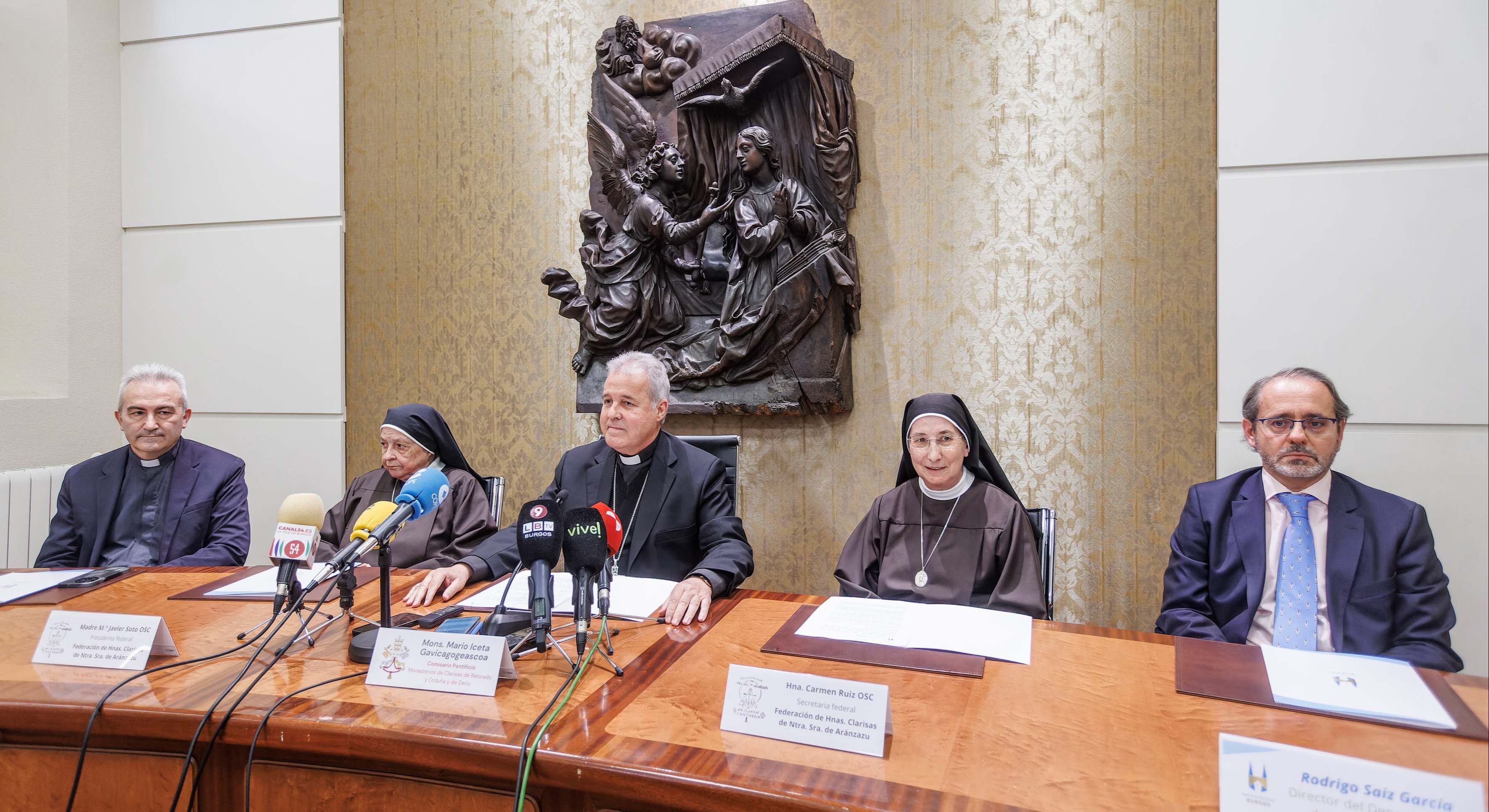 El arzobispo de Burgos entre la presidenta y la vicepresidenta de la Federación de Hermanas Clarisas de Nuestra Señora de Aranzazú, María Javier Soto y Carmen Ruiz