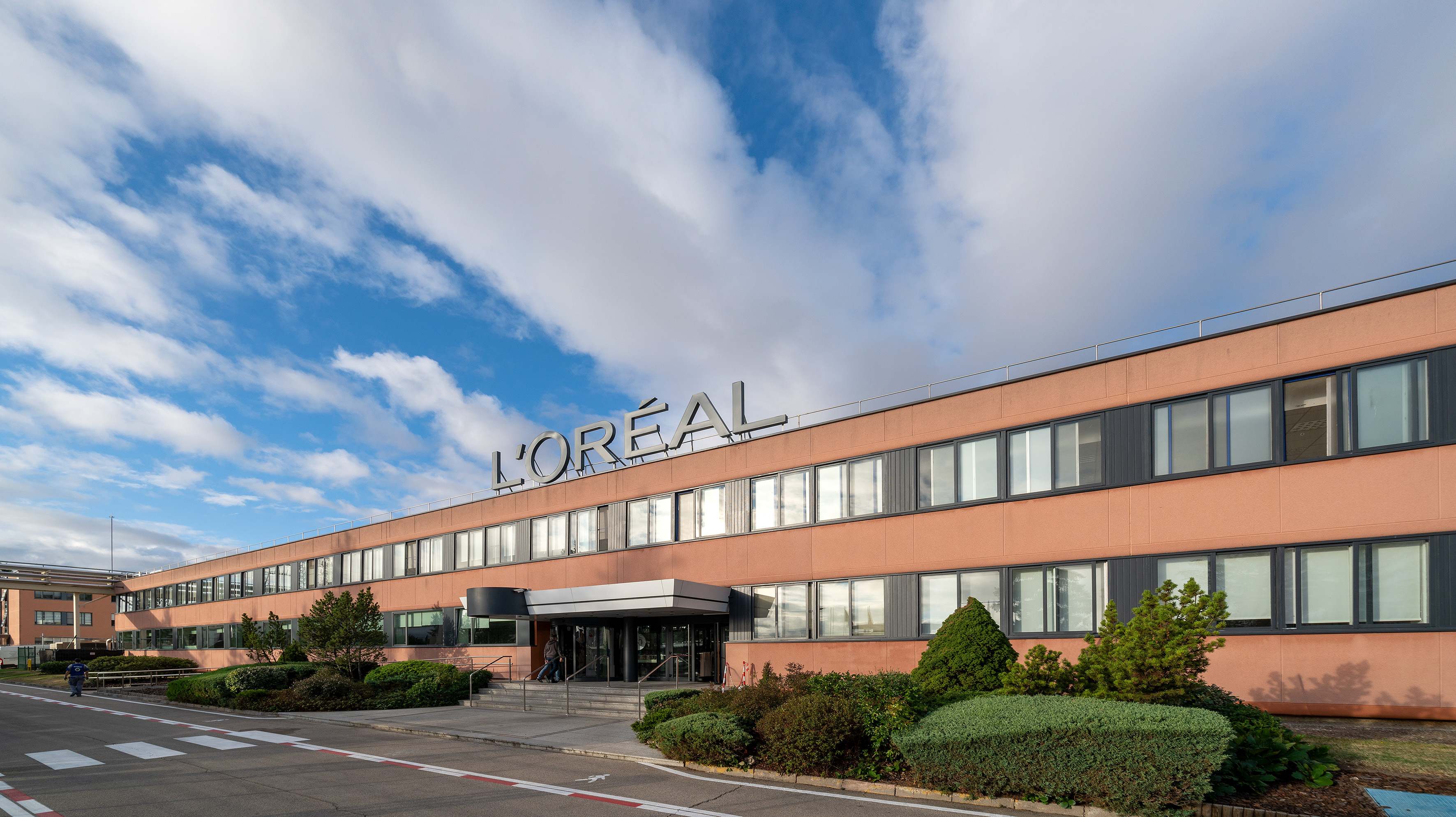 Fachada de la fábrica de Burgos, referente en Industria Sostenible 4.0 . LOréal