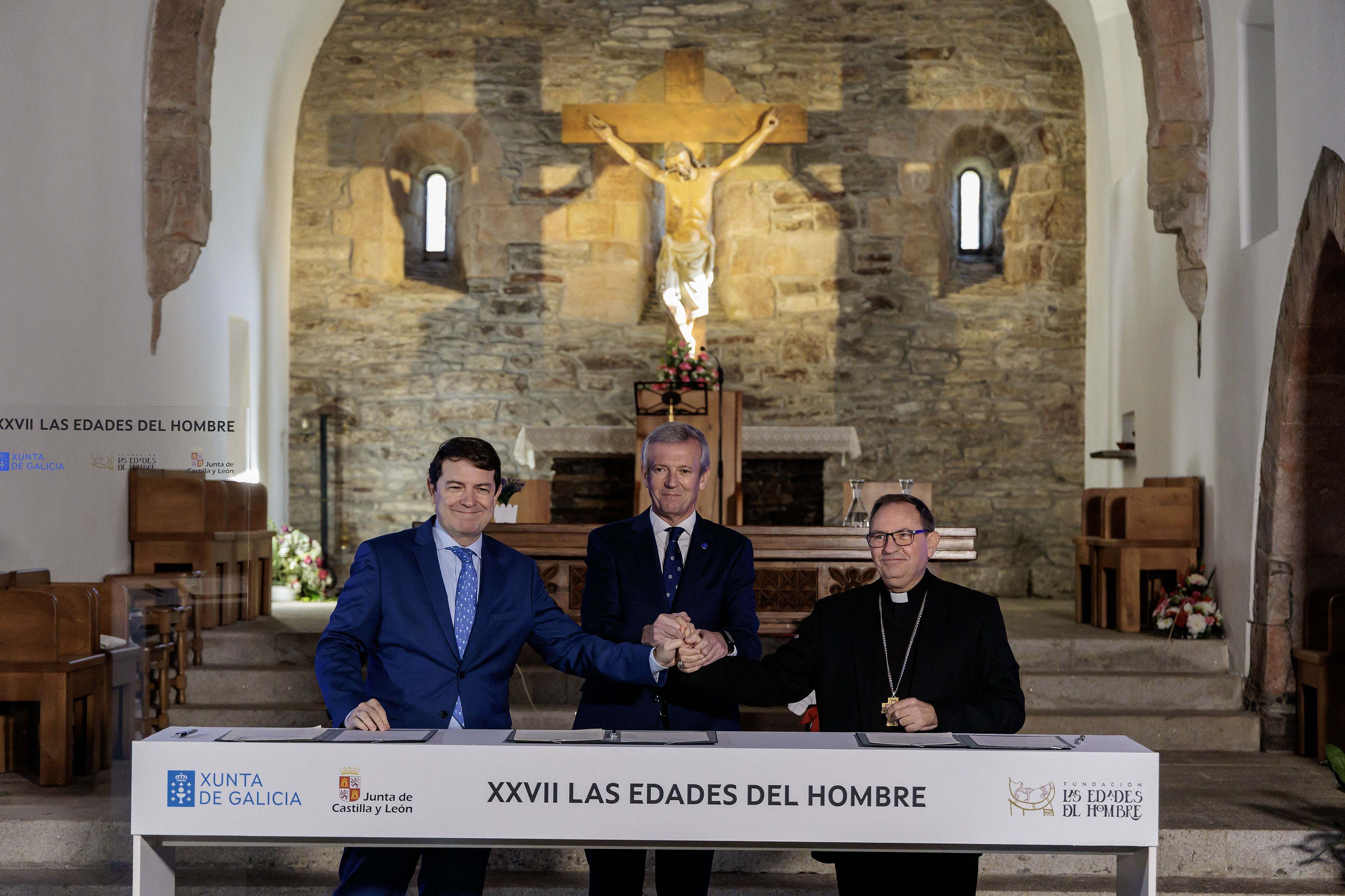 Los presidentes de Castilla y León y Galicia, Alfonso Fernández Mañueco y Alfonso Rueda, con el presidente del patronato de la Fundación, Abilio Martínez Varea