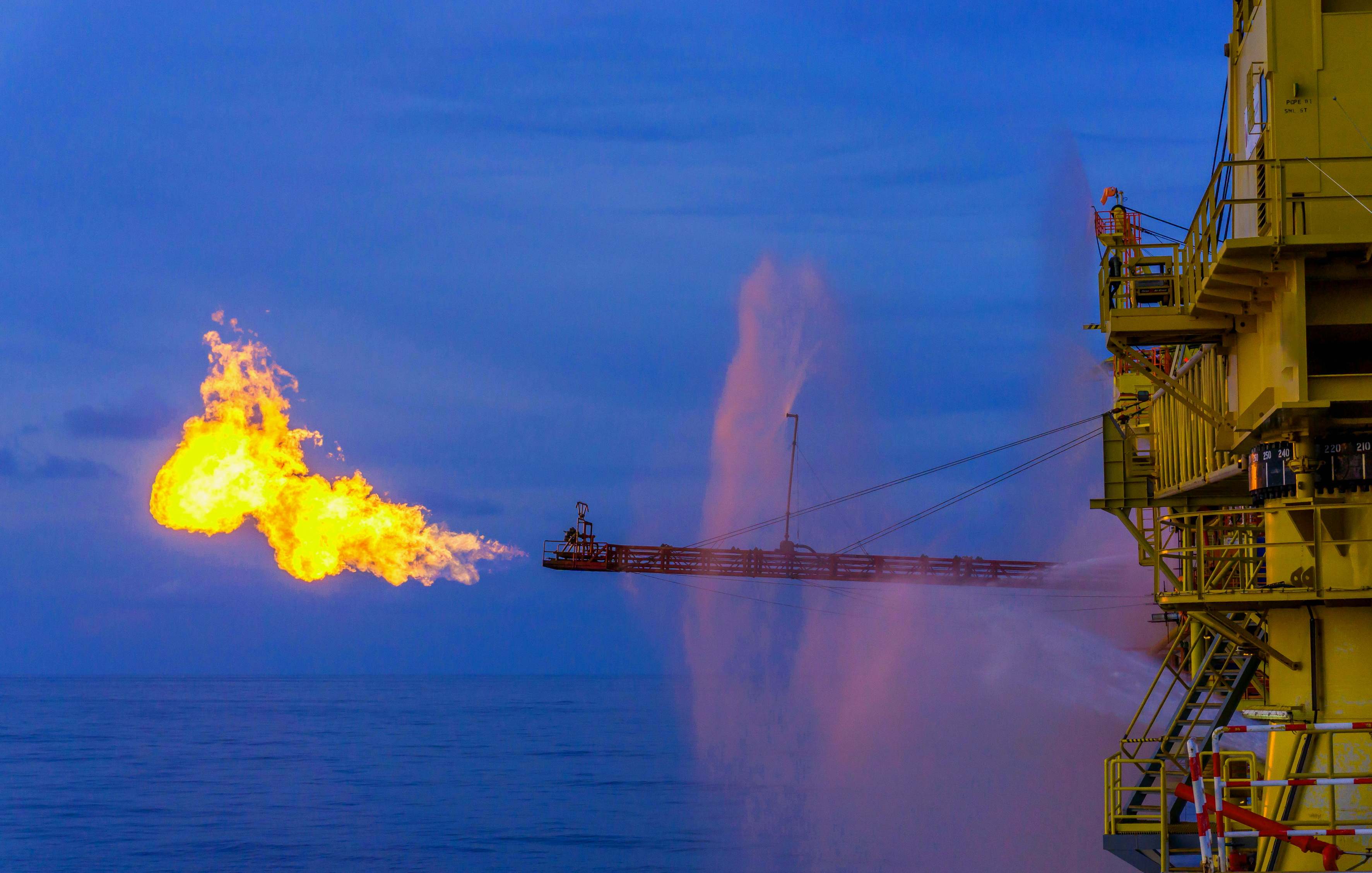 plataforma petróleo quema gas