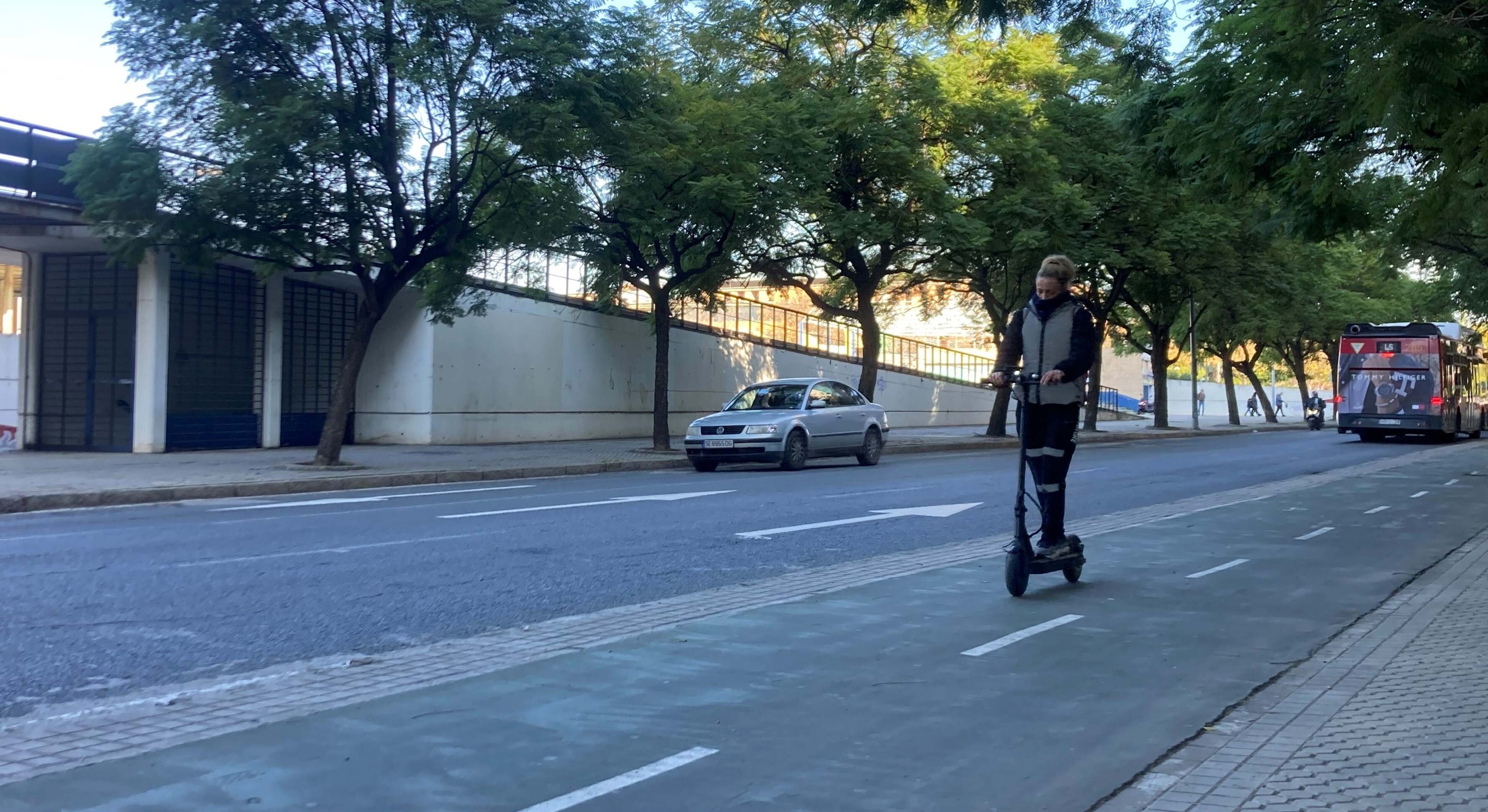 Imagen de recurso de una persona en patinete.