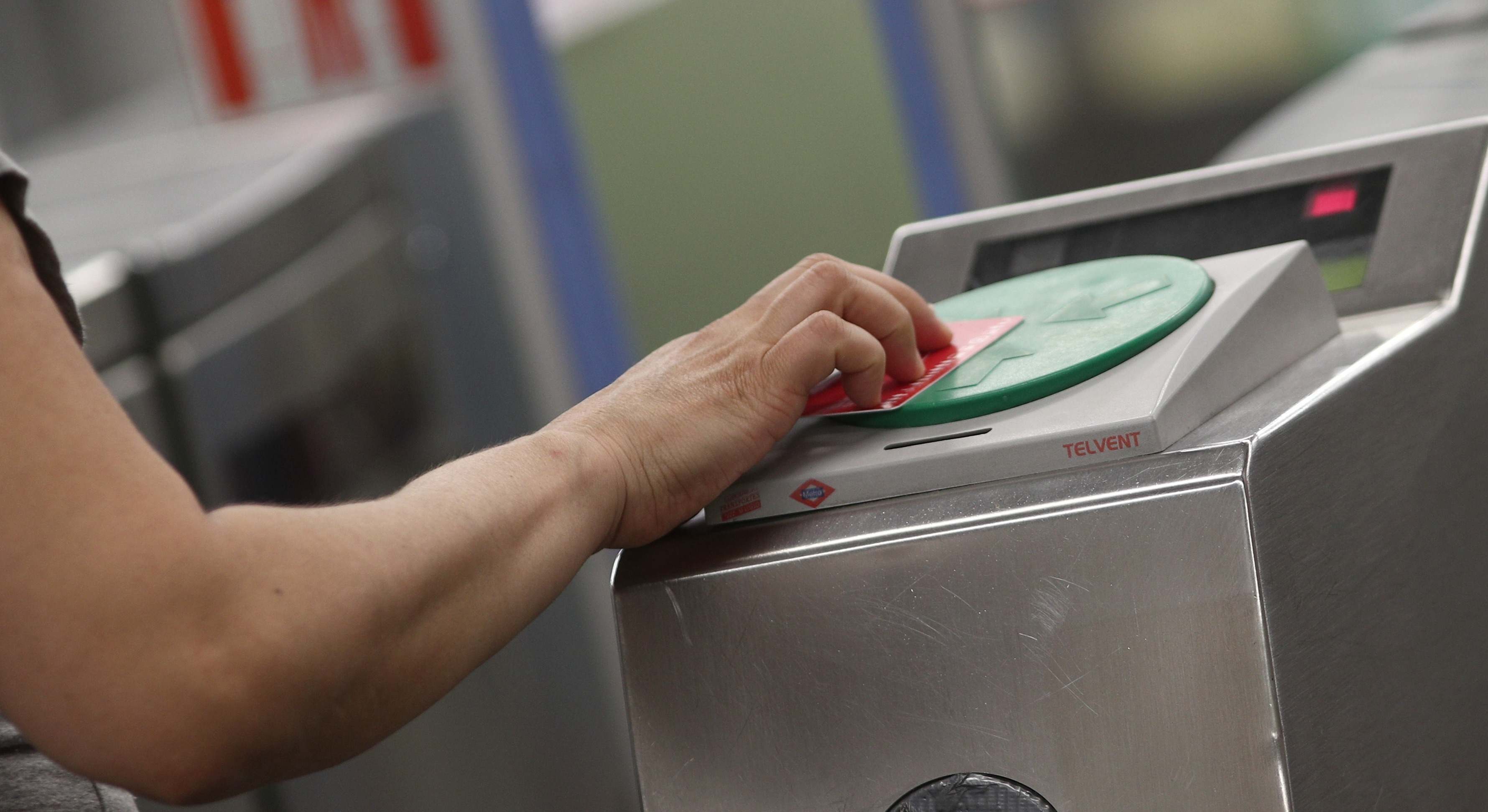 Persona pasa abono de transporte público de Madrid por el torno. / Foto: EP