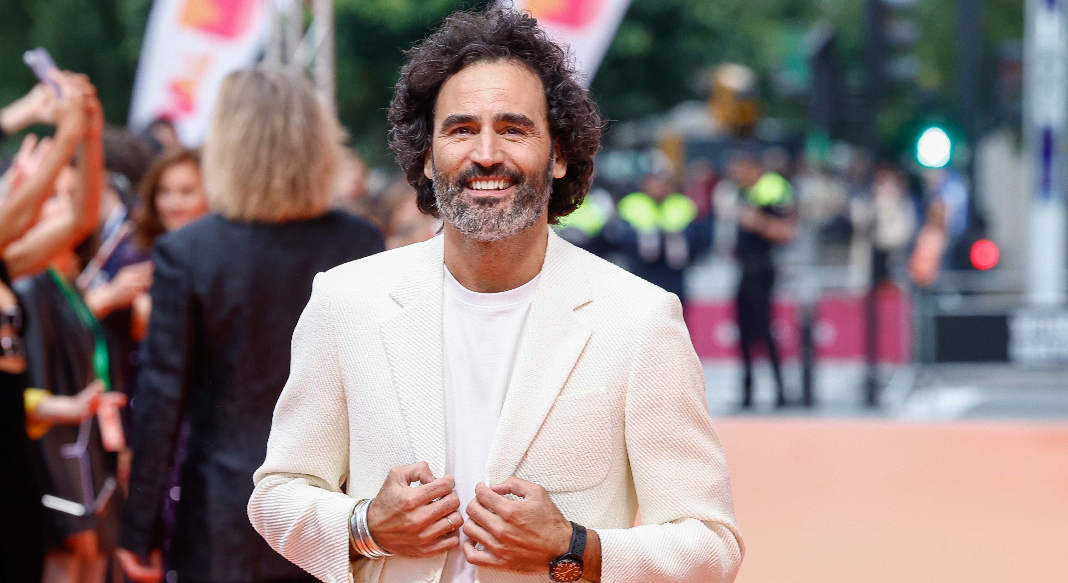 Raúl Gómez en el photocall de MasterChef completamente de blanco