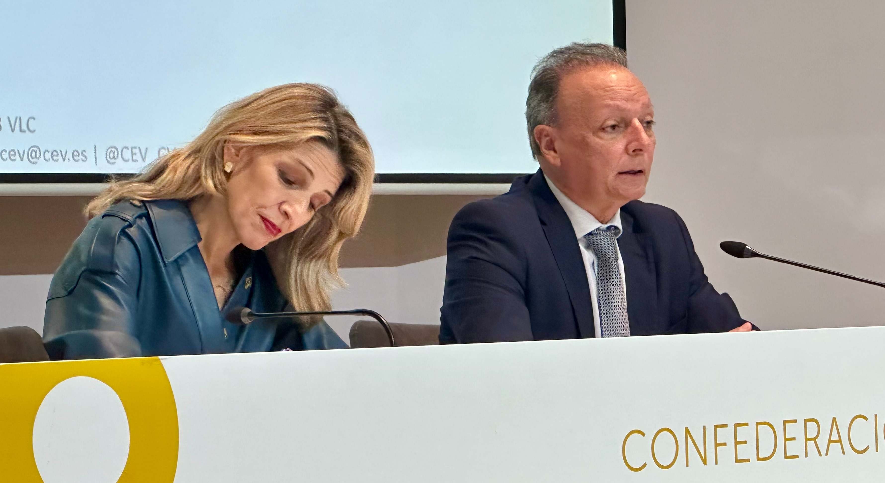 Yolanda Díaz y Salvador Navarro durante el encuentro en Valencia.
