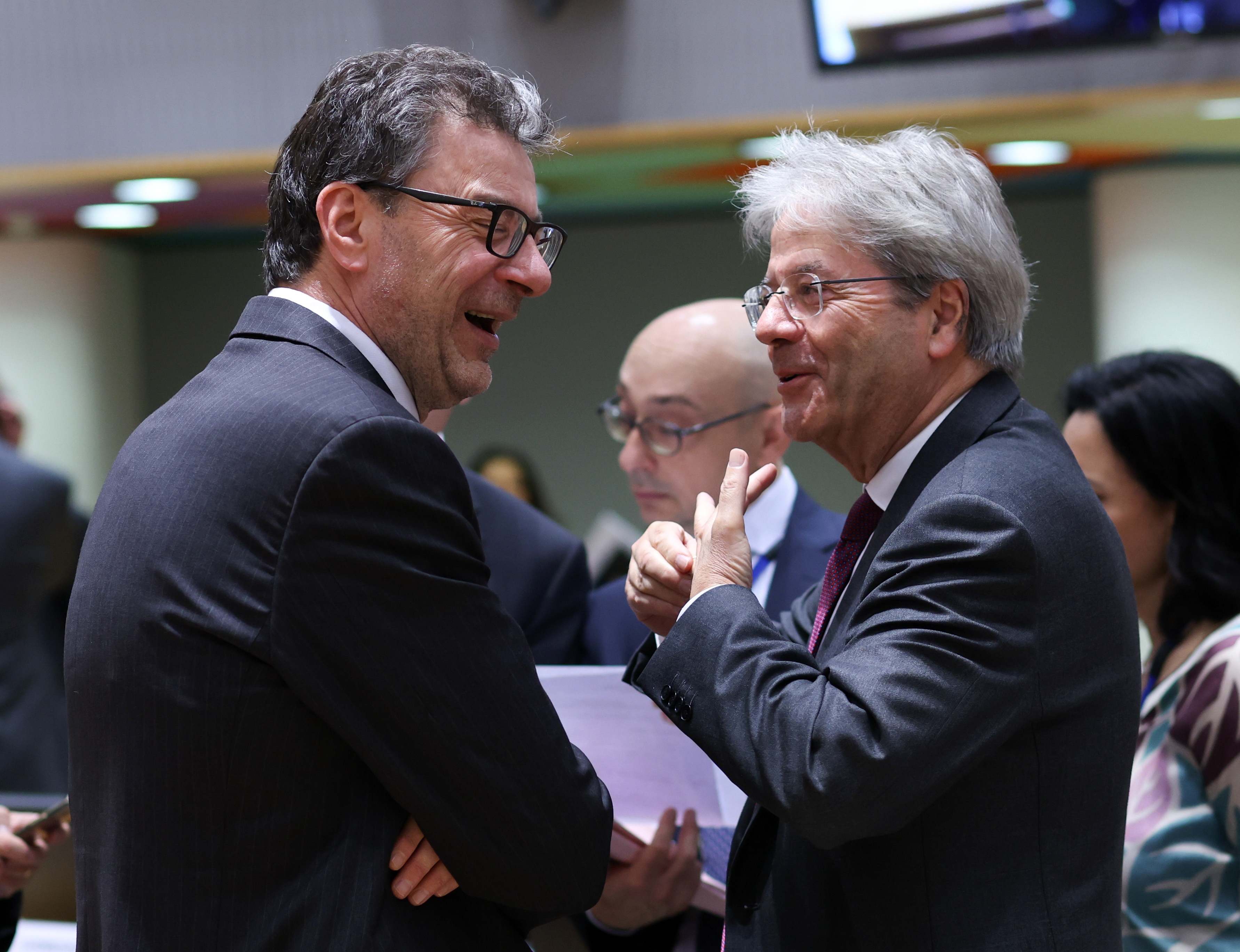 El ministro de Economía italiano, Giancarlo Giorgetti y el comisario de Economía, Paolo Gentiloni.