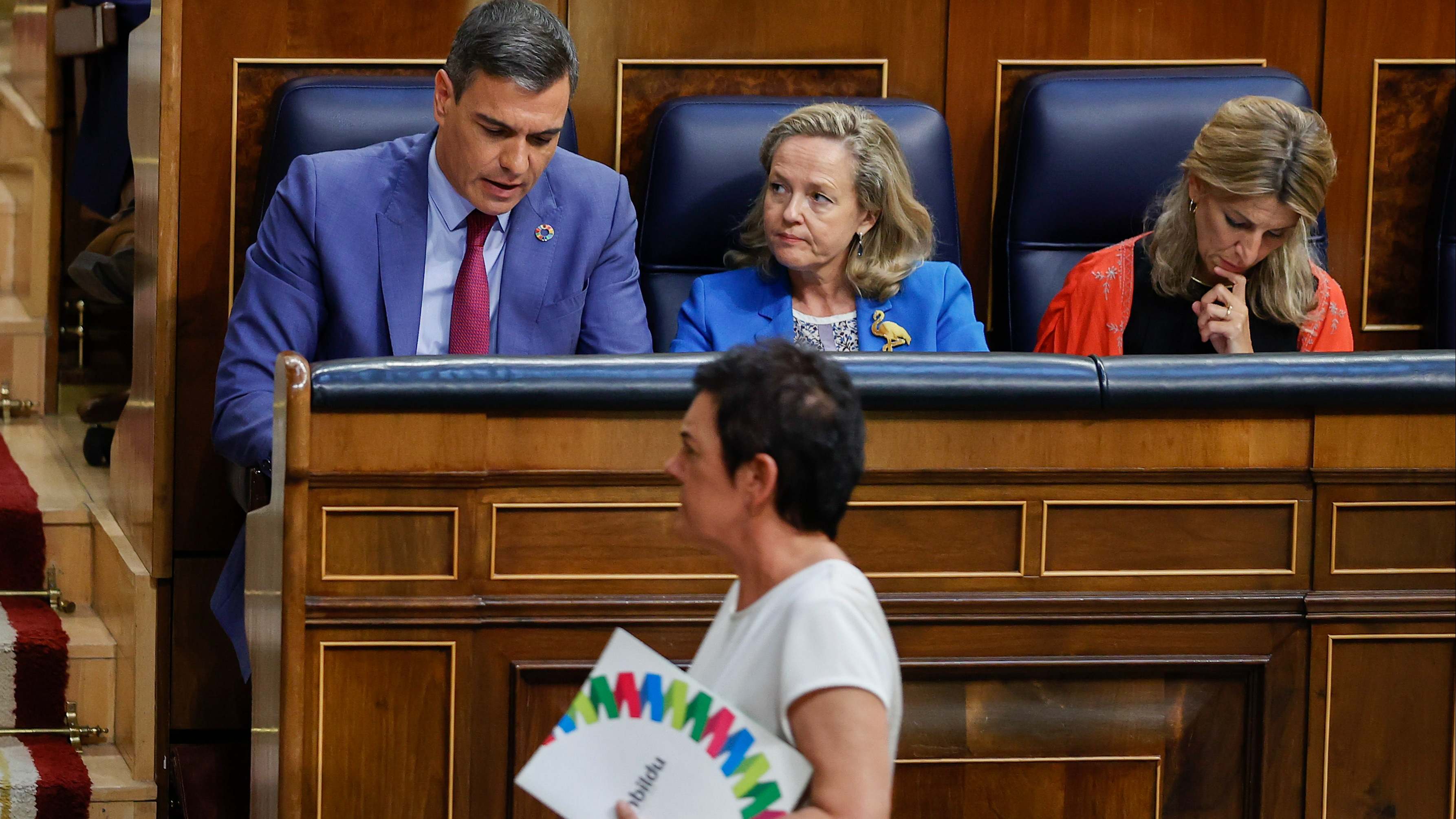 La portavoz de EH Bildu, Mertxe Aizpurua, pasa ante el Gobierno en el Congreso. Foto: EFE