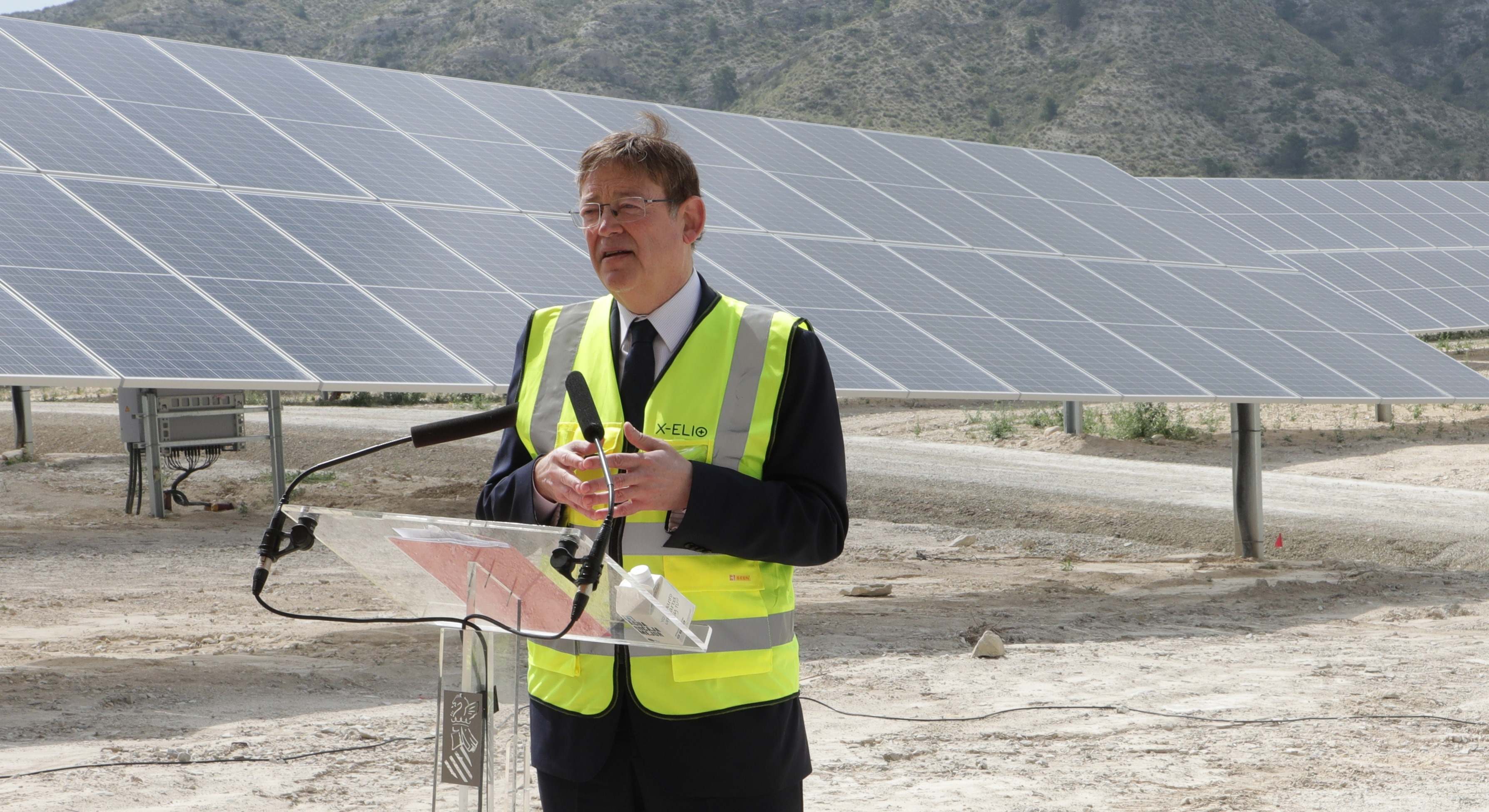 Ximo Puig, en la planta solar Turroneros en 2020.