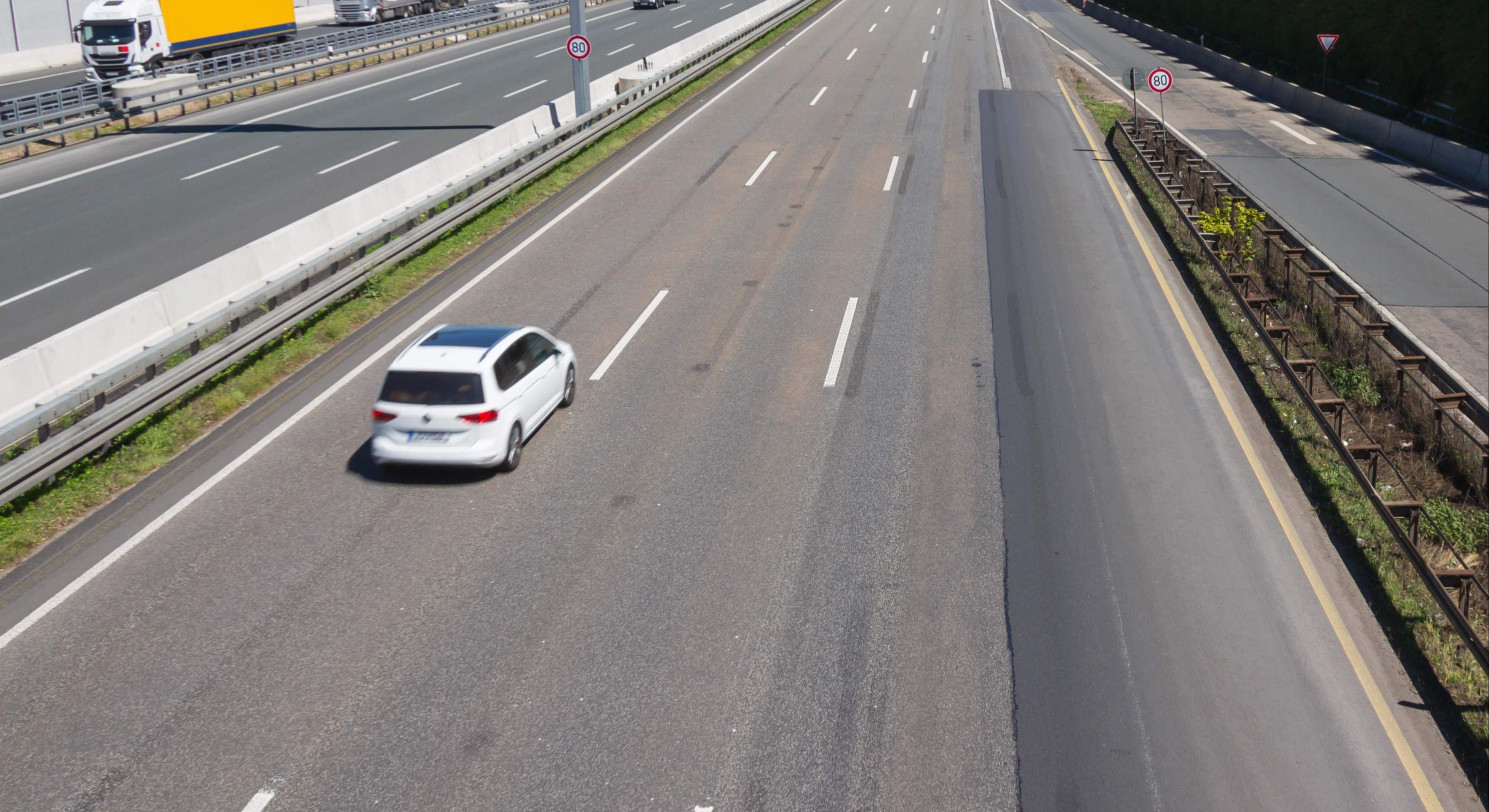 Coche por el carril izquierdo
