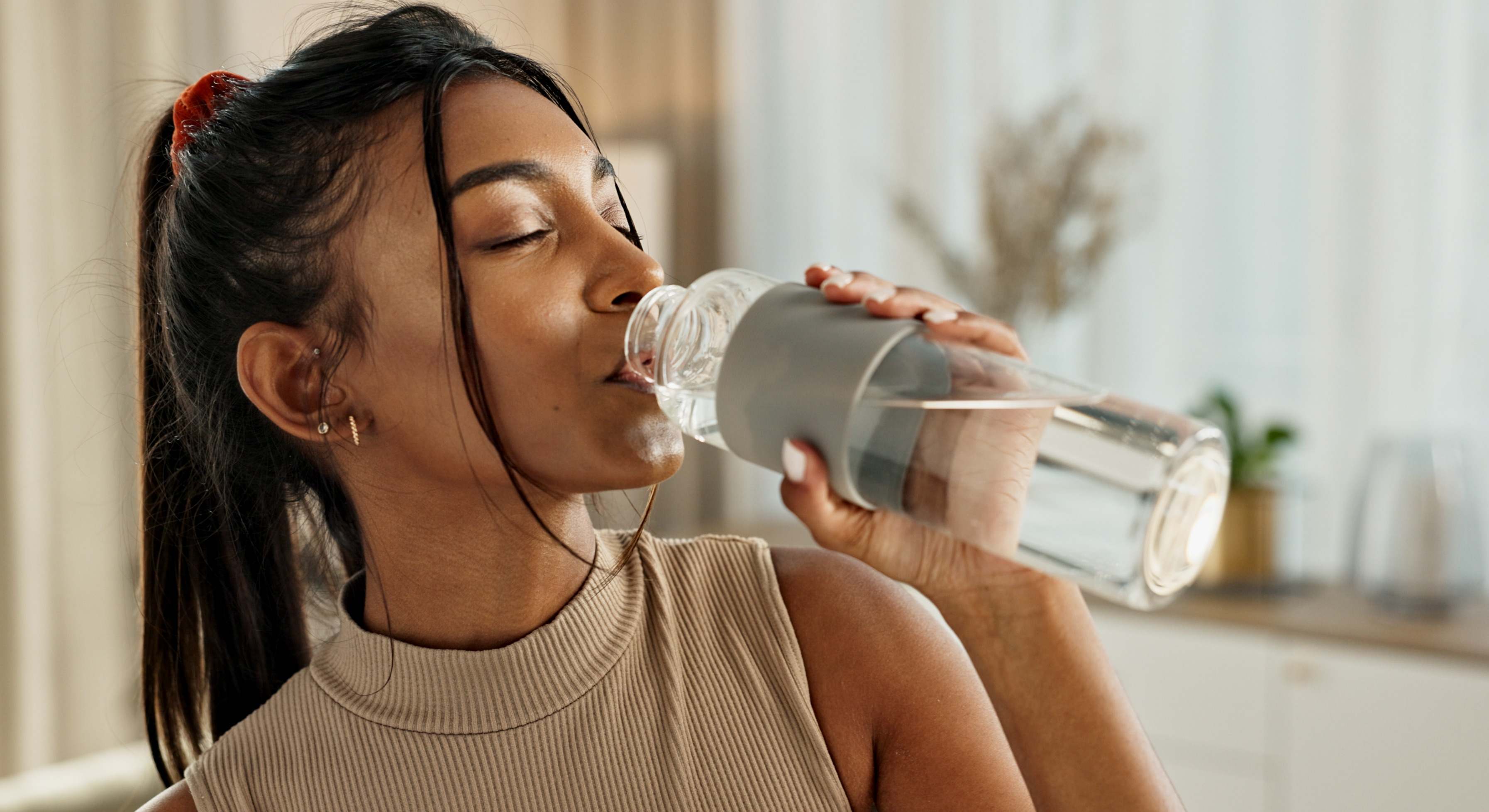 Mujer bebiendo agua