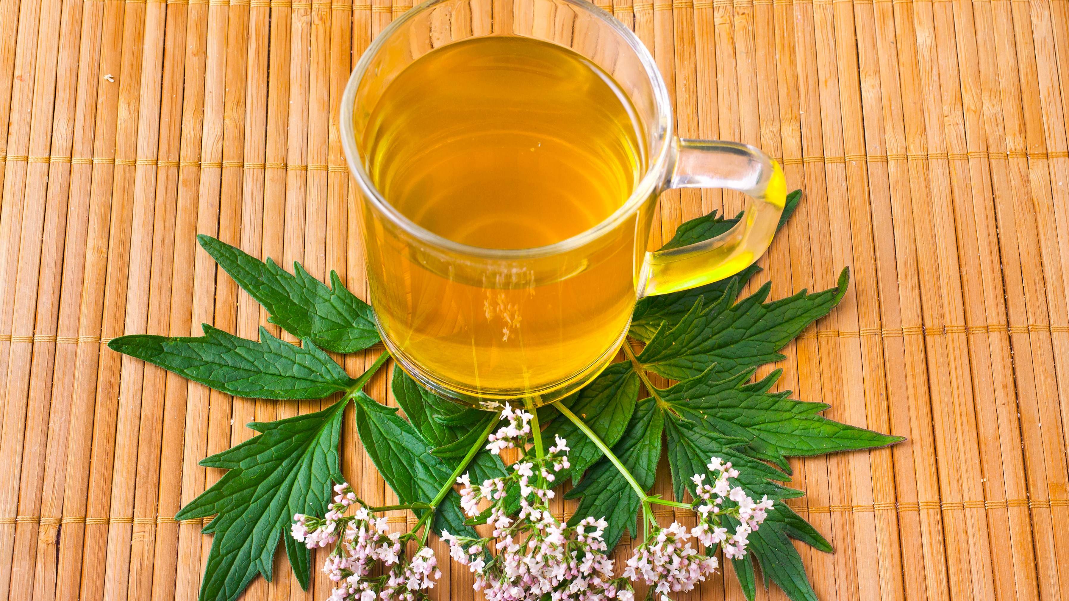 Infusión de valeriana en un vaso de cristal