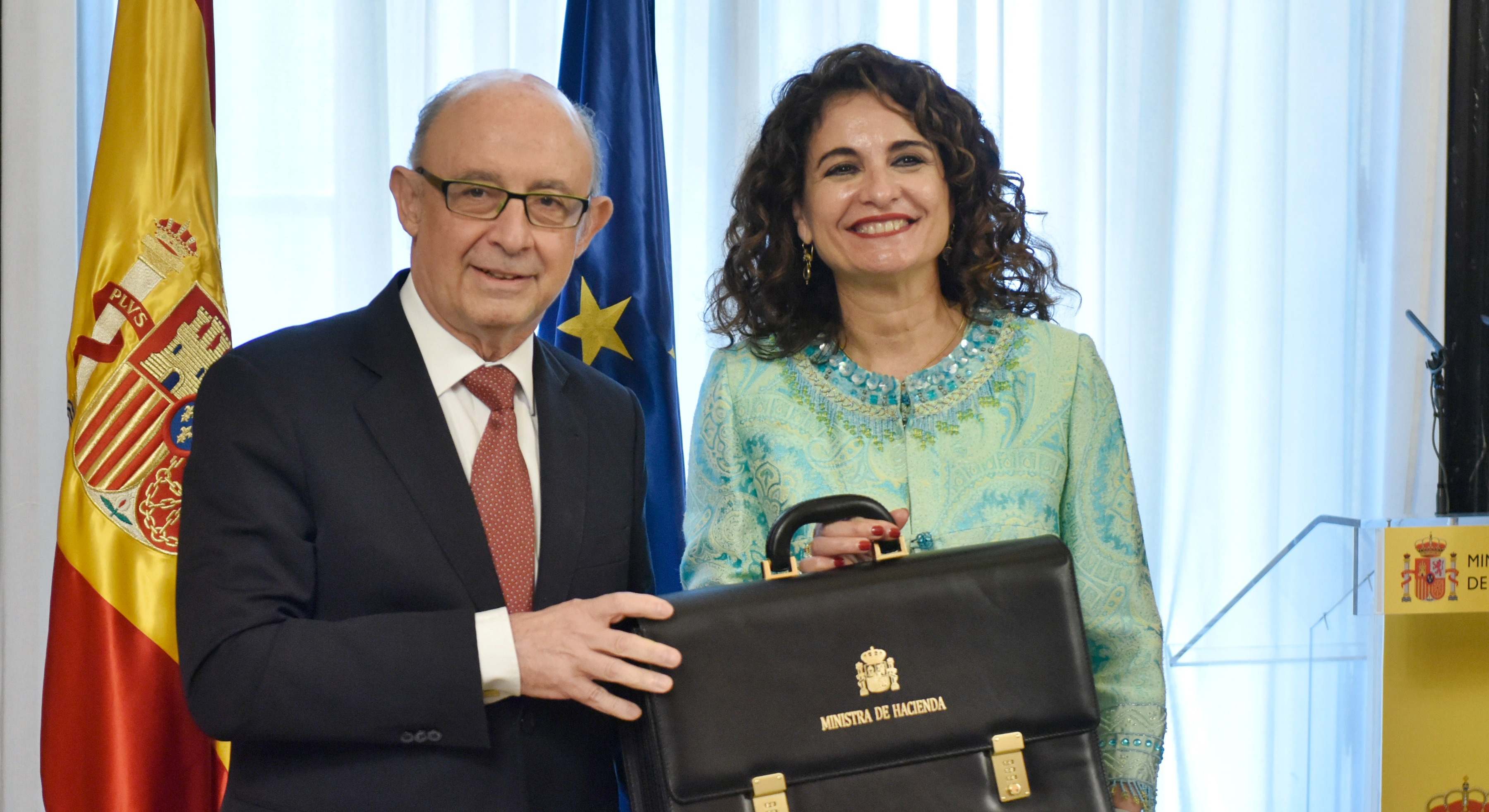 El exministro de Hacienda, Cristóbal Montoro, y la vicepresidenta primera y ministra de Hacienda, María Jesús Montero.