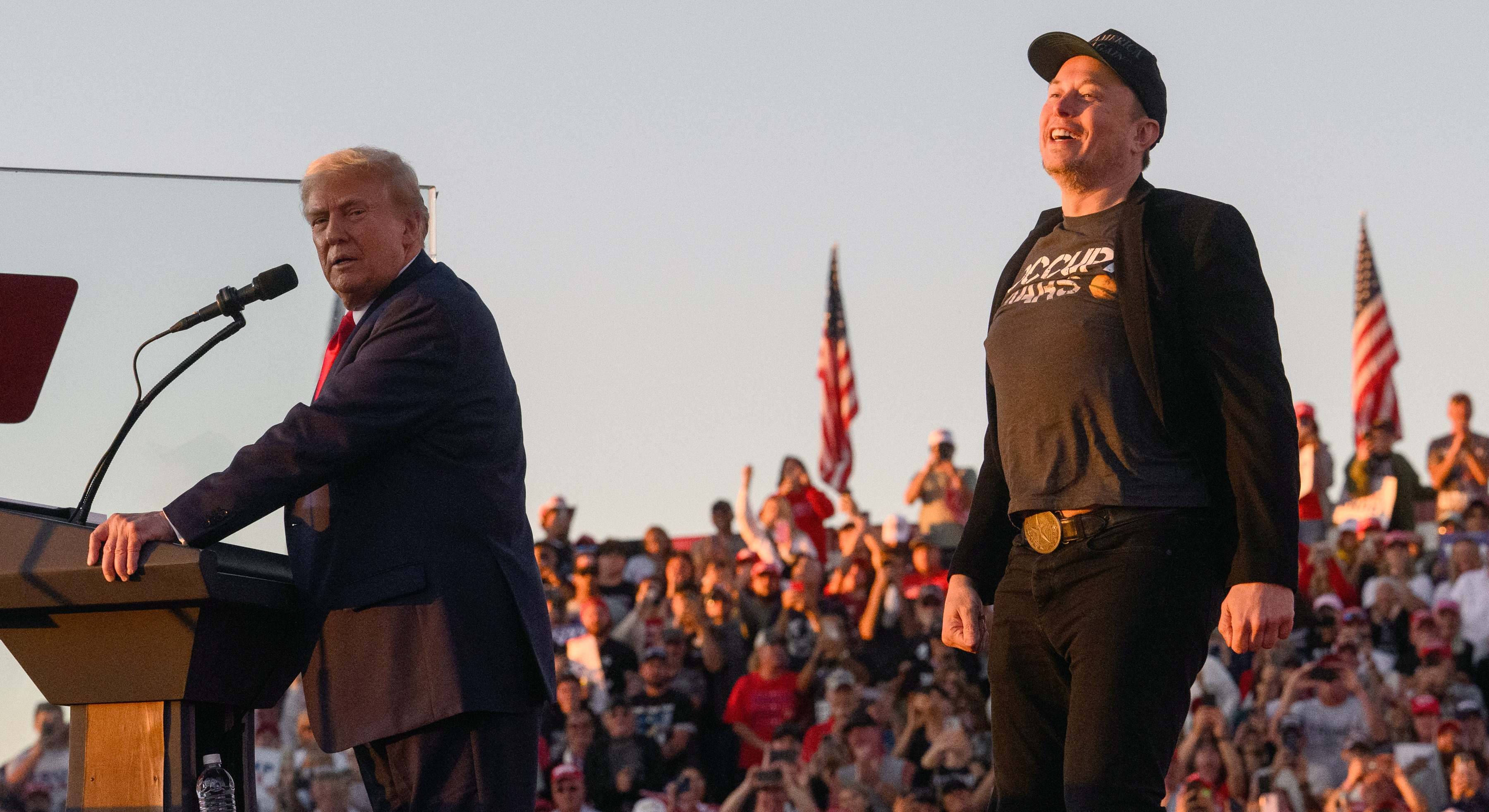 Elon Musk, saltando durante un mitin de Donald Trump