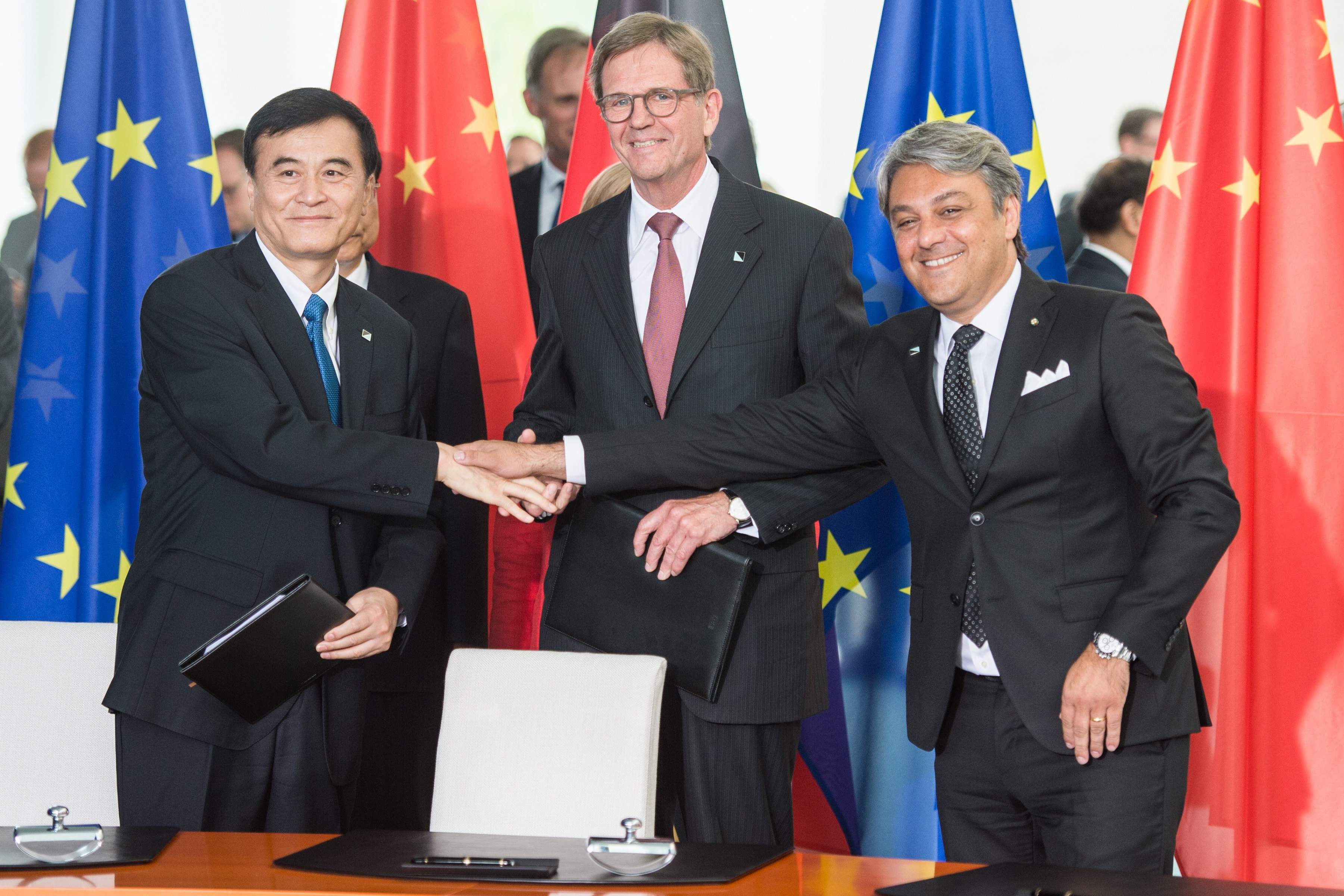 SEAT-signs-an-agreement-to-team-up-with-the-joint-venture-between-Volkswagen-Group-China-and-JAC_002_HQ.jpg