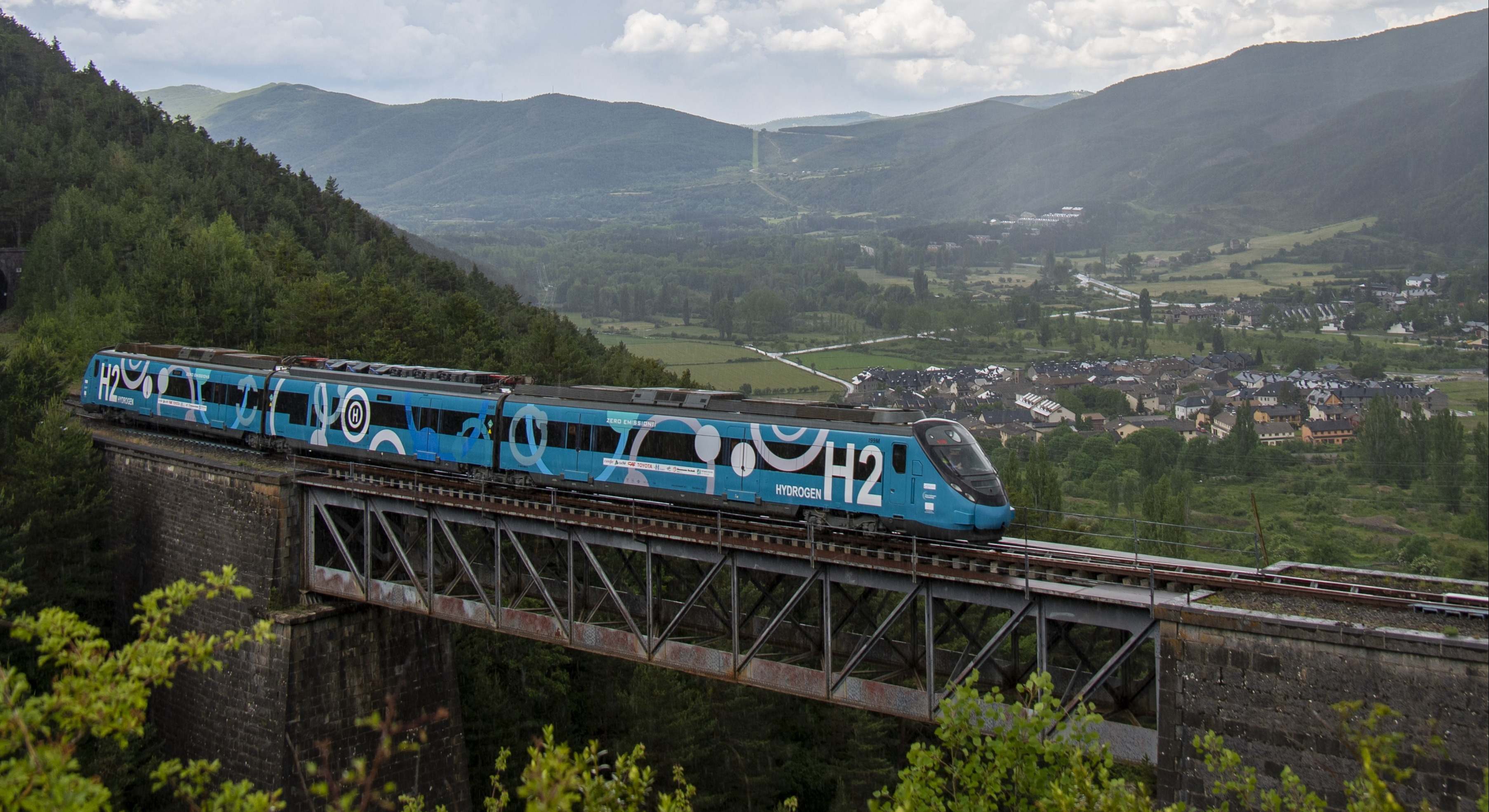 El tren del proyecto FCH2RAIL, en circulación. / Adif