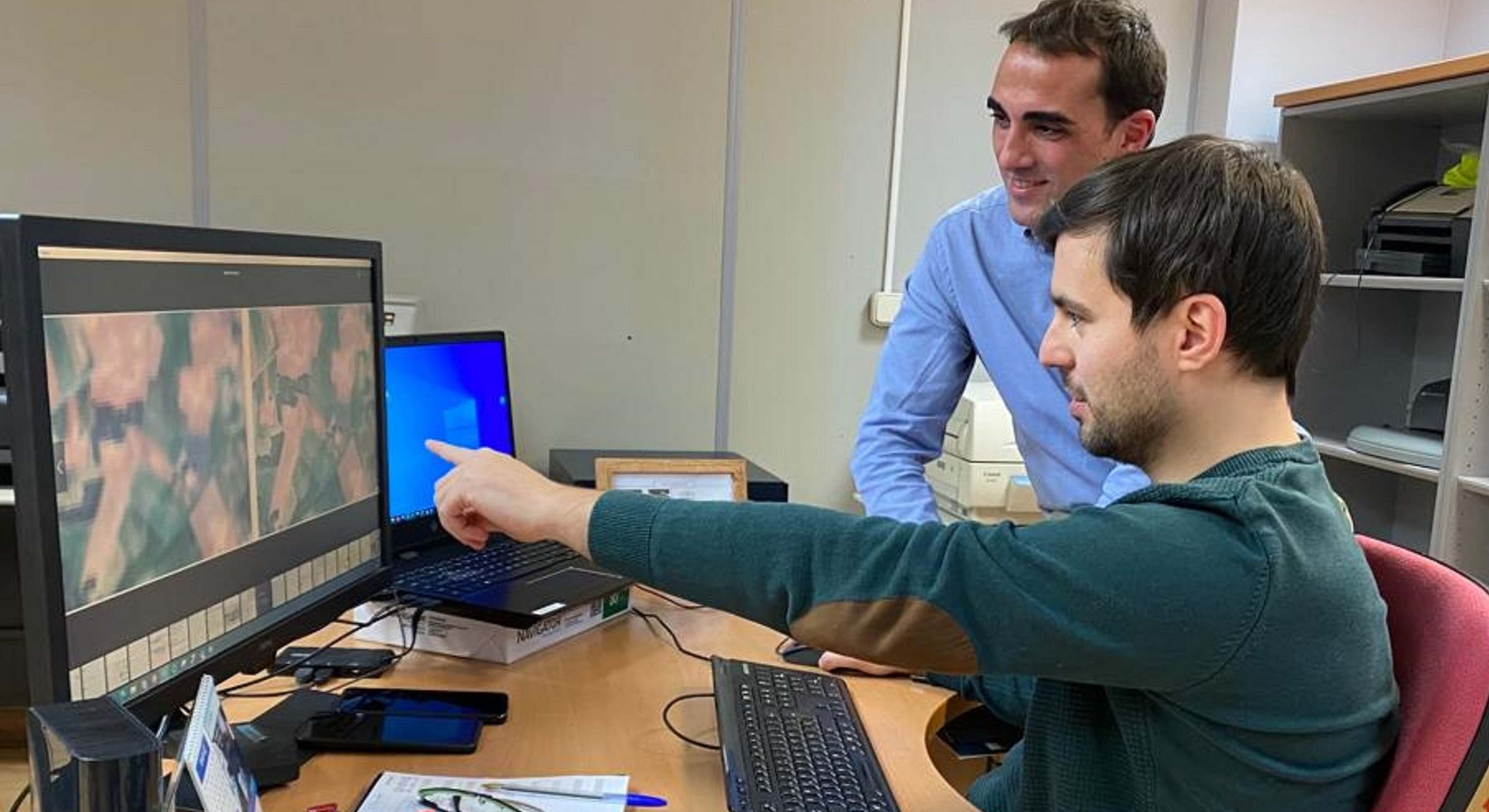 Trabajadores de Tecopy analizan las imágenes logradas con el algoritmo