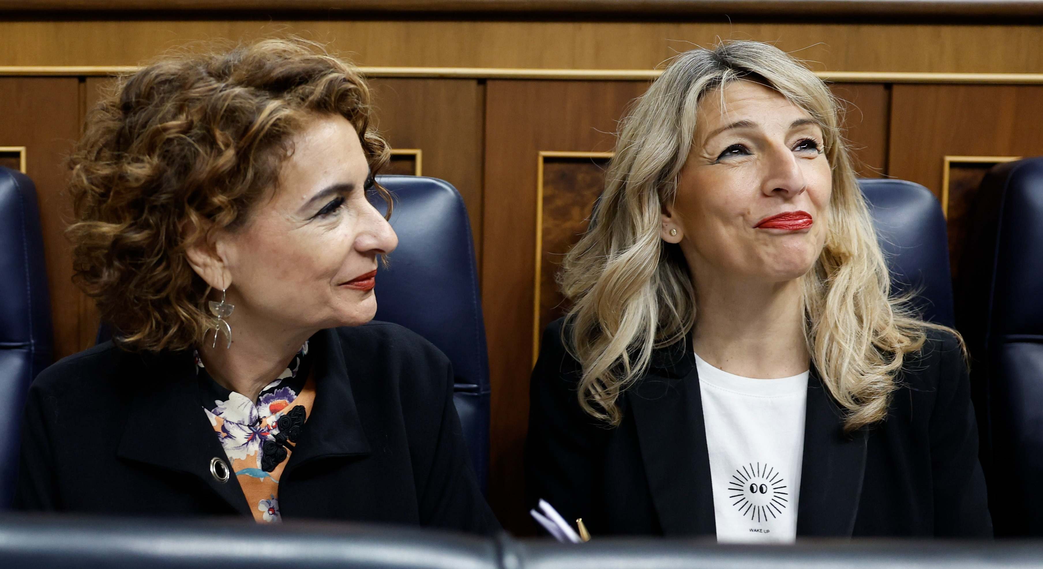 La ministra de Hacienda, María Jesús Montero (i), y la ministra de Trabajo, Yolanda Díaz (d).