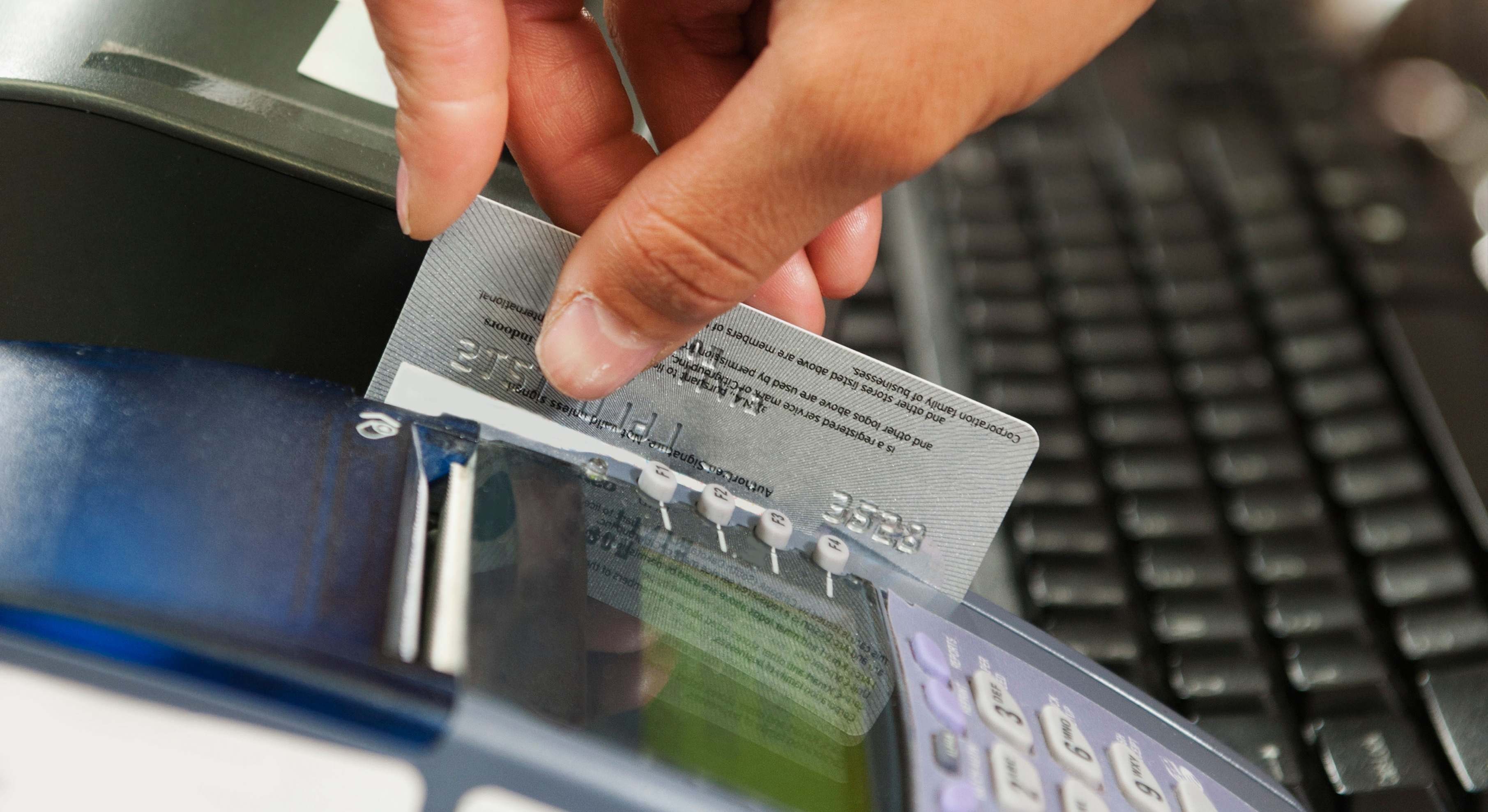Una persona paga con una tarjeta en un comercio