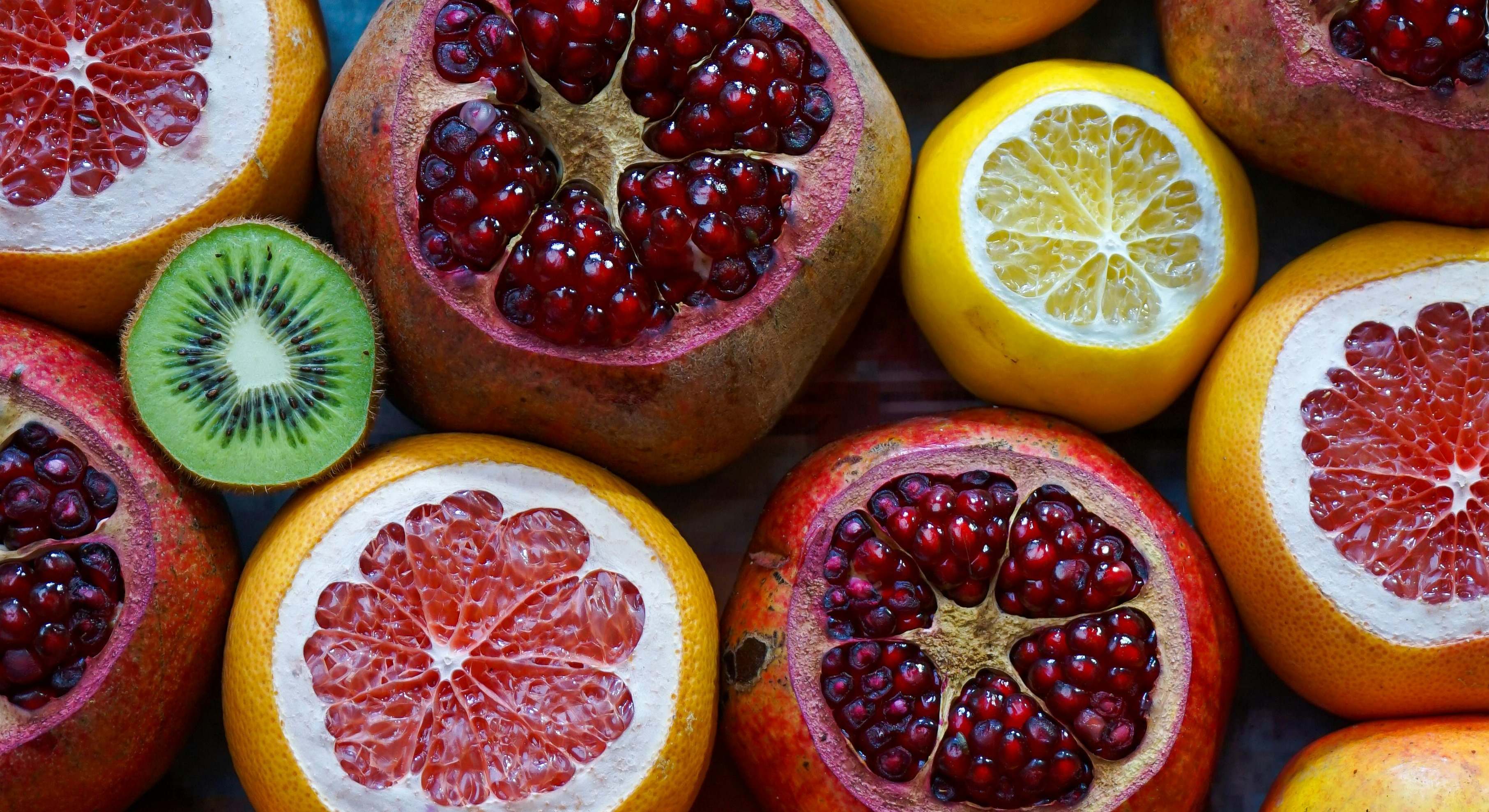Frutas de colores rojos