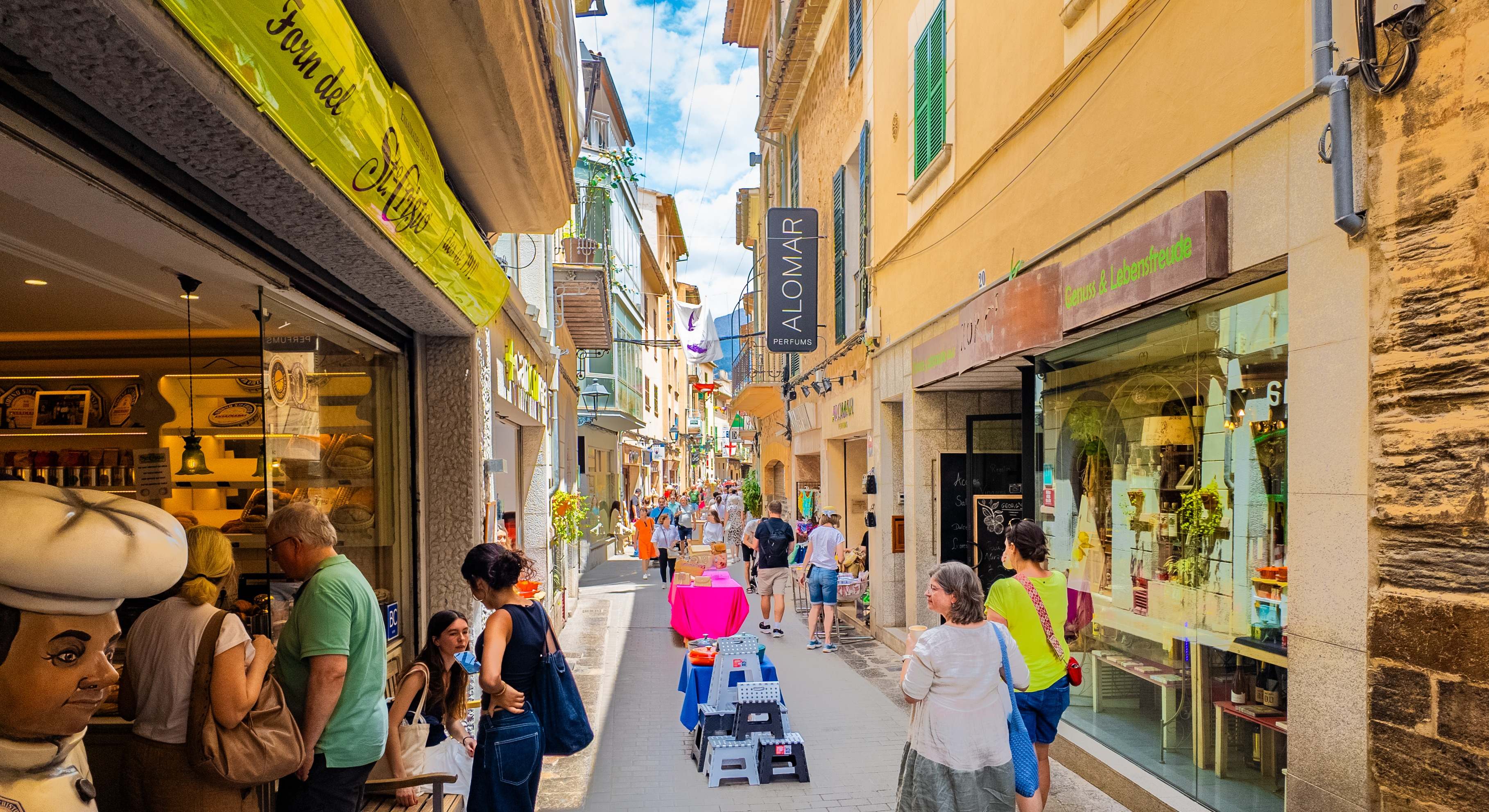 Calle llena de comercios y gente de tiendas en Mallorca, España. / Foto: iStock