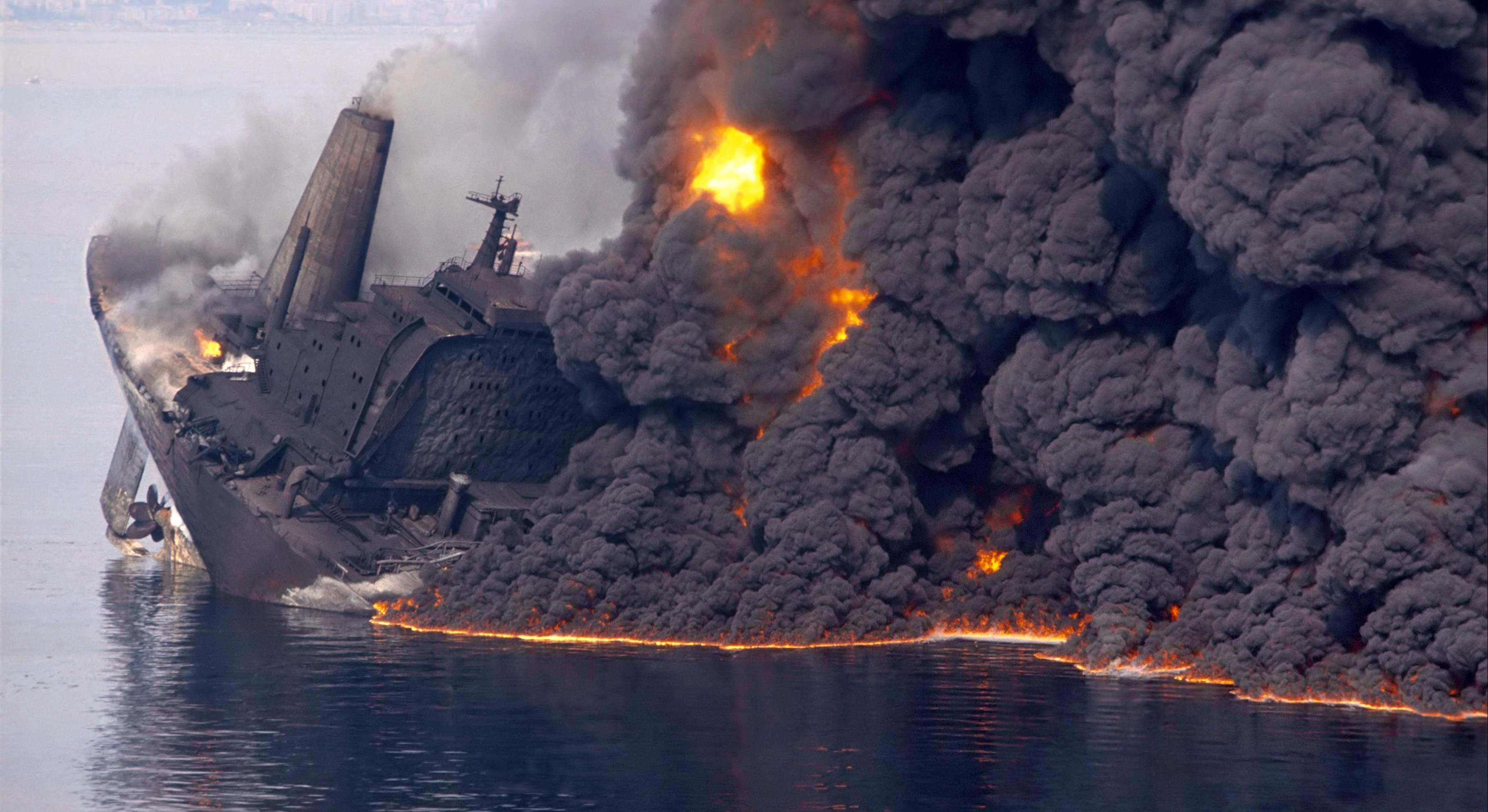 Explosión y hundimiento del petrolero Haven frente a las costas de Génova (Italia) en 1990