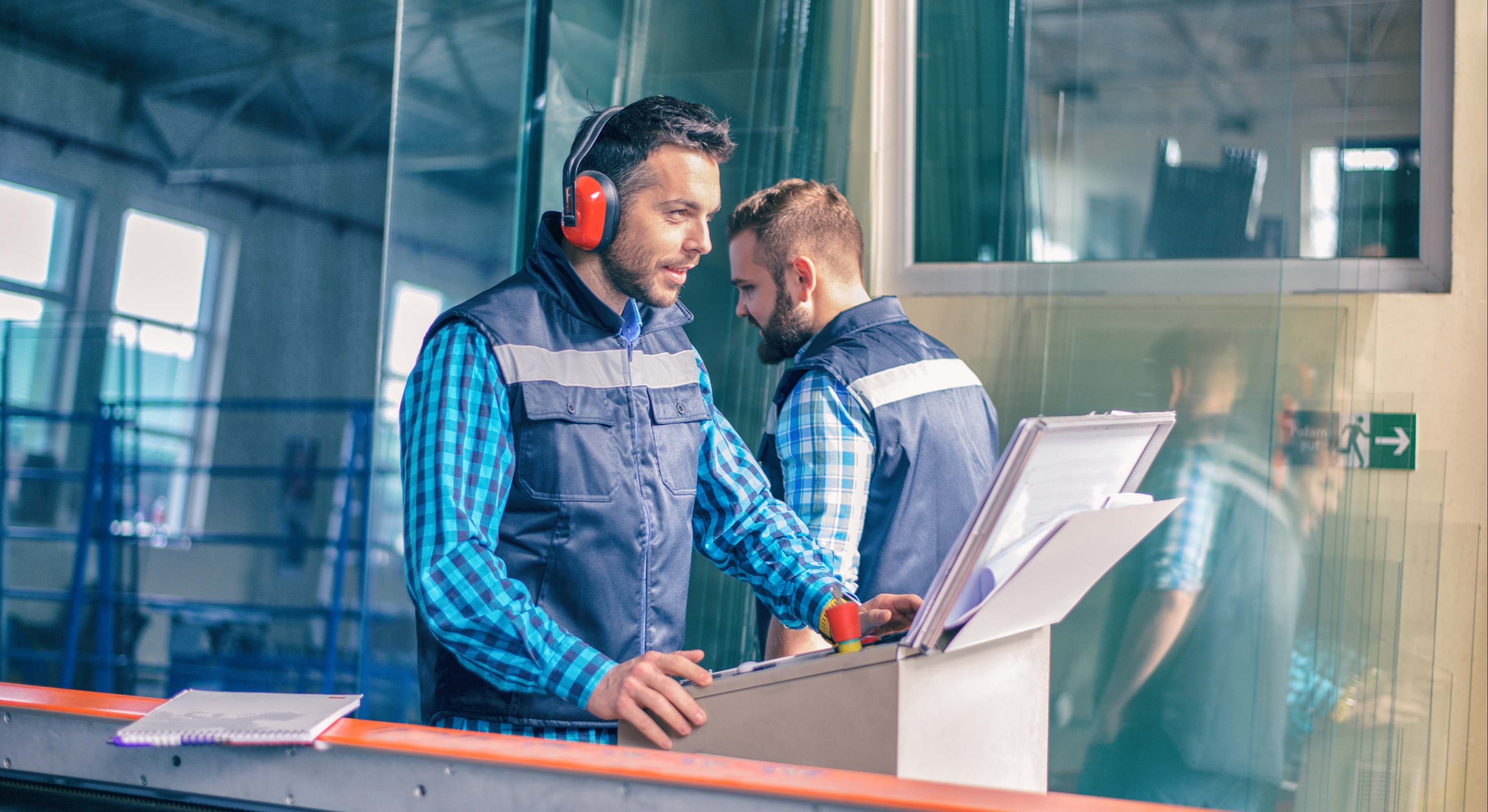 Operarios trabajando en una fábrica. / Foto: iStock