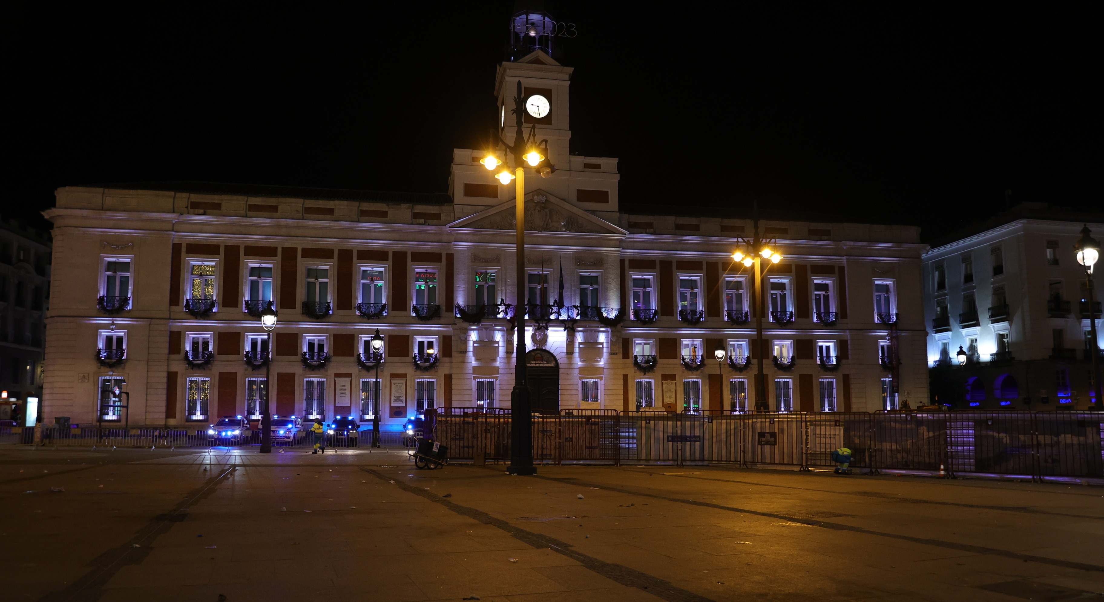 La puerta del sol de noche con lámparas iluminadas