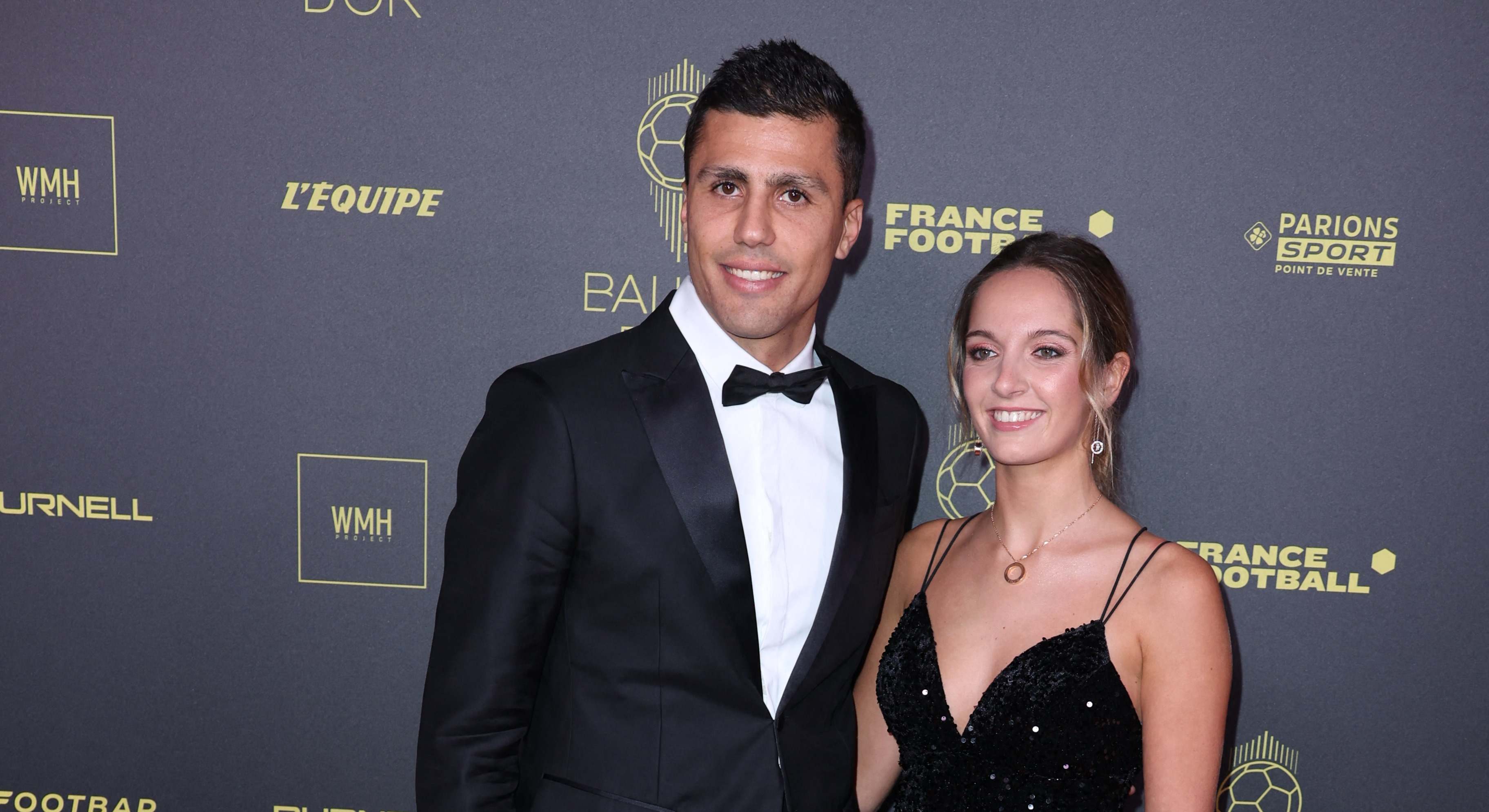 El futbolista Rodrigo Hernández posando en un photocall junto con su pareja la médico Laura Cascante